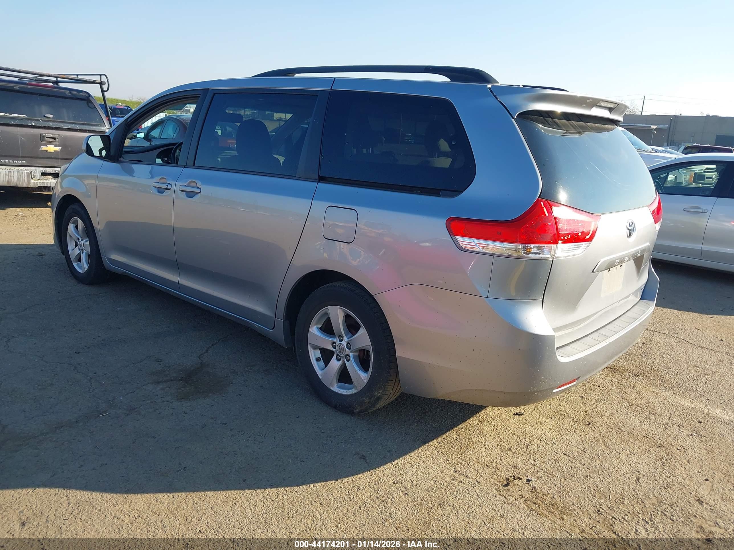 TOYOTA SIENNA image 3