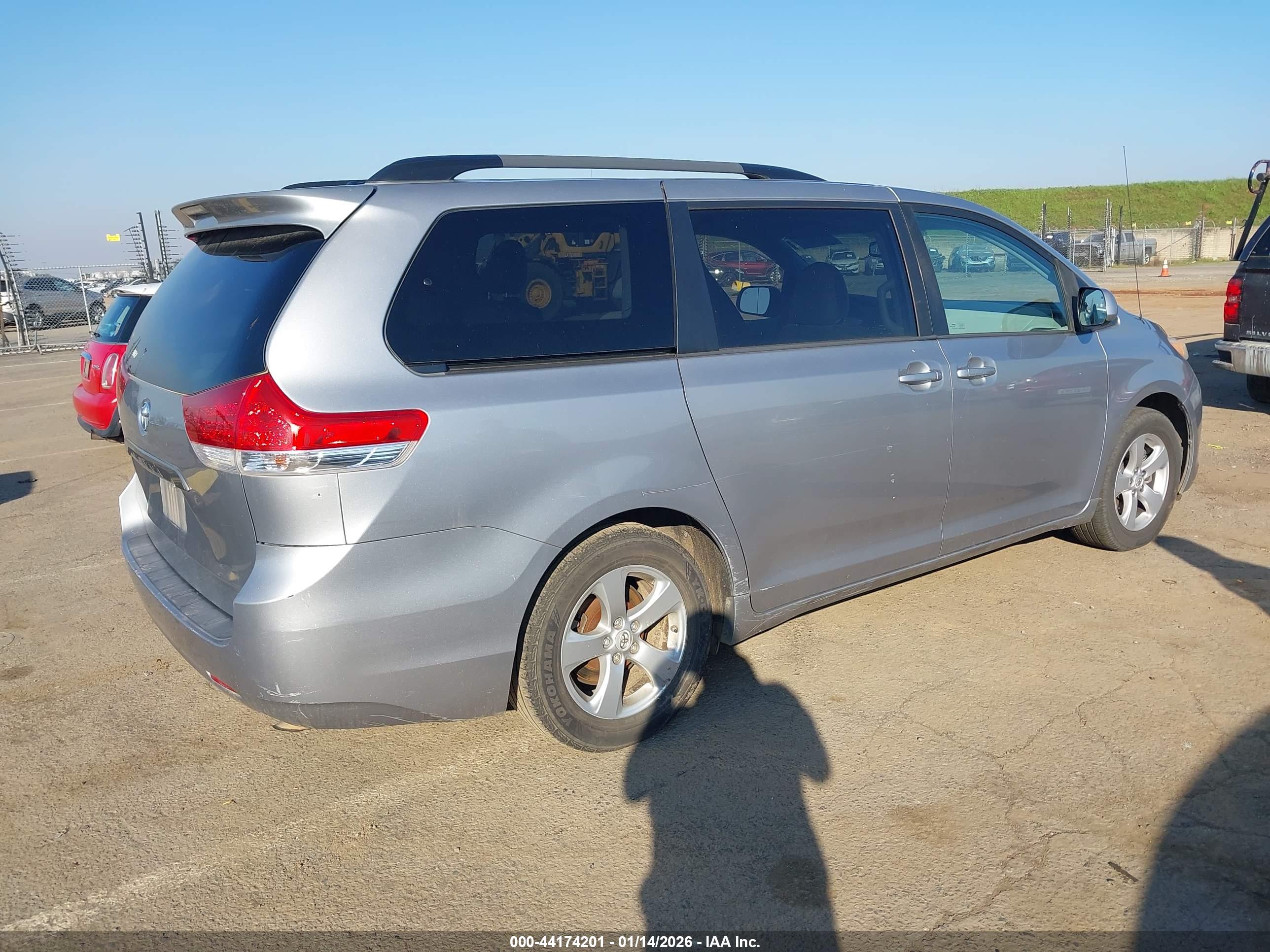 TOYOTA SIENNA image 4