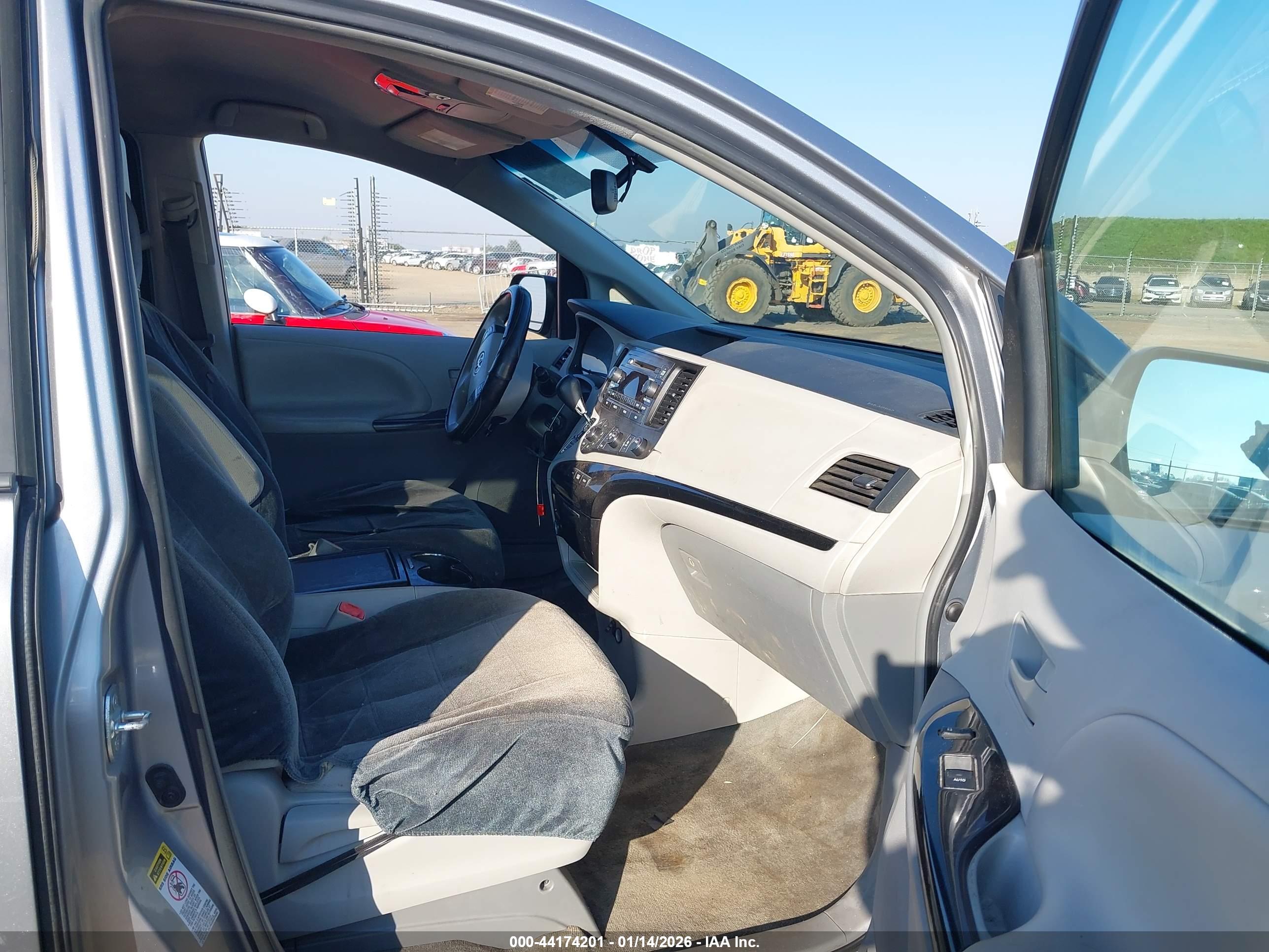 TOYOTA SIENNA image 5