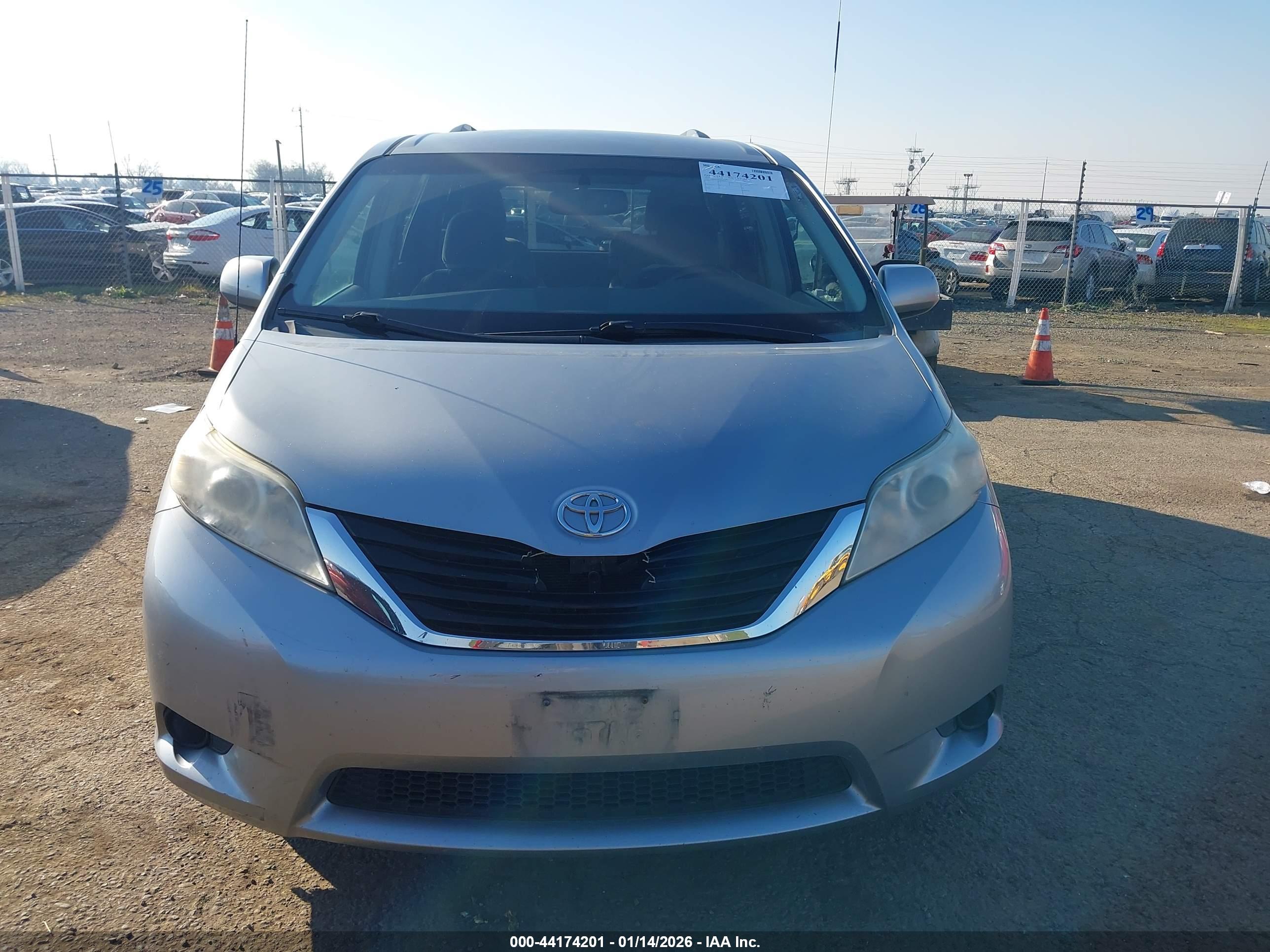 TOYOTA SIENNA image 6