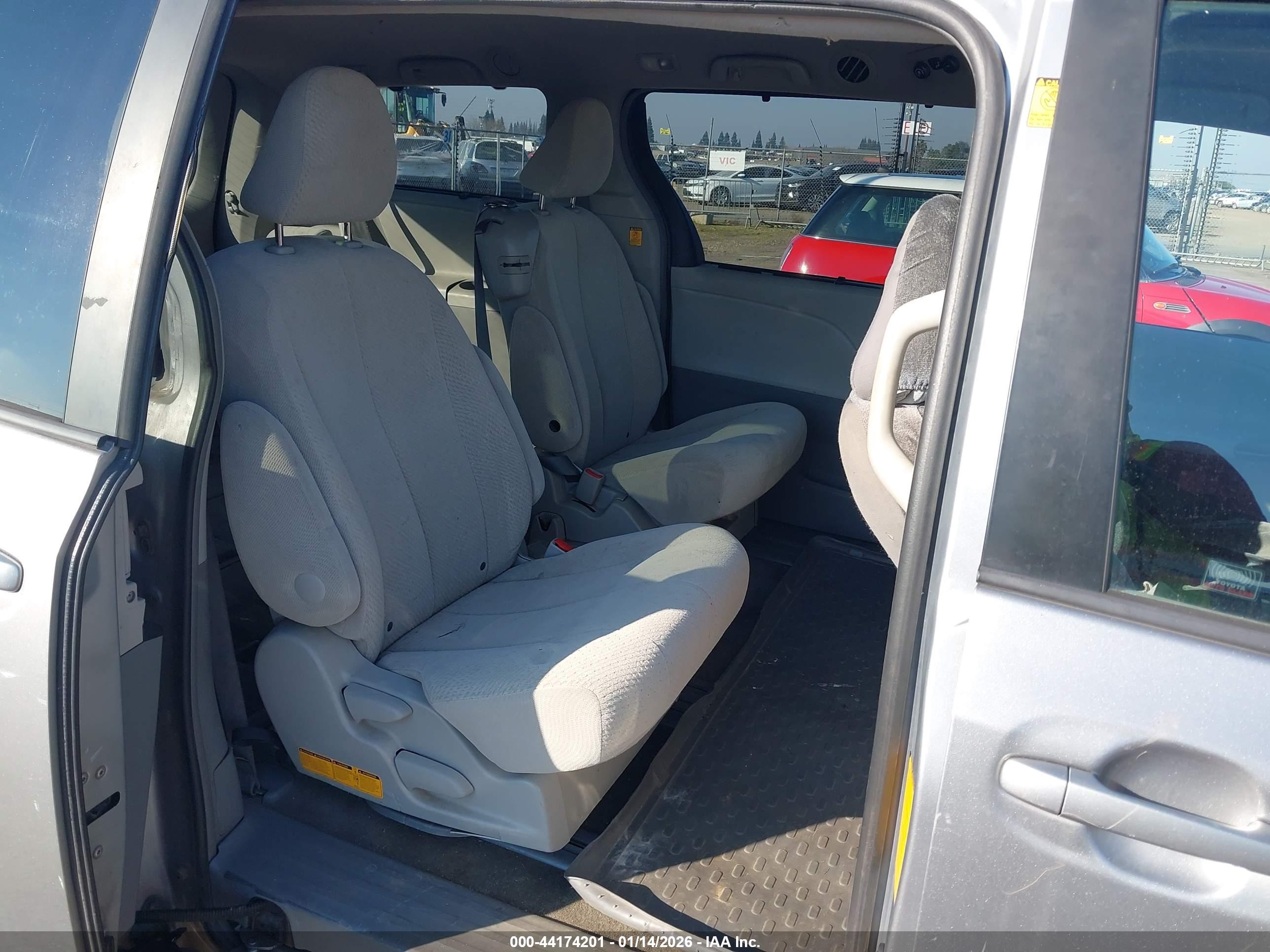 TOYOTA SIENNA image 8