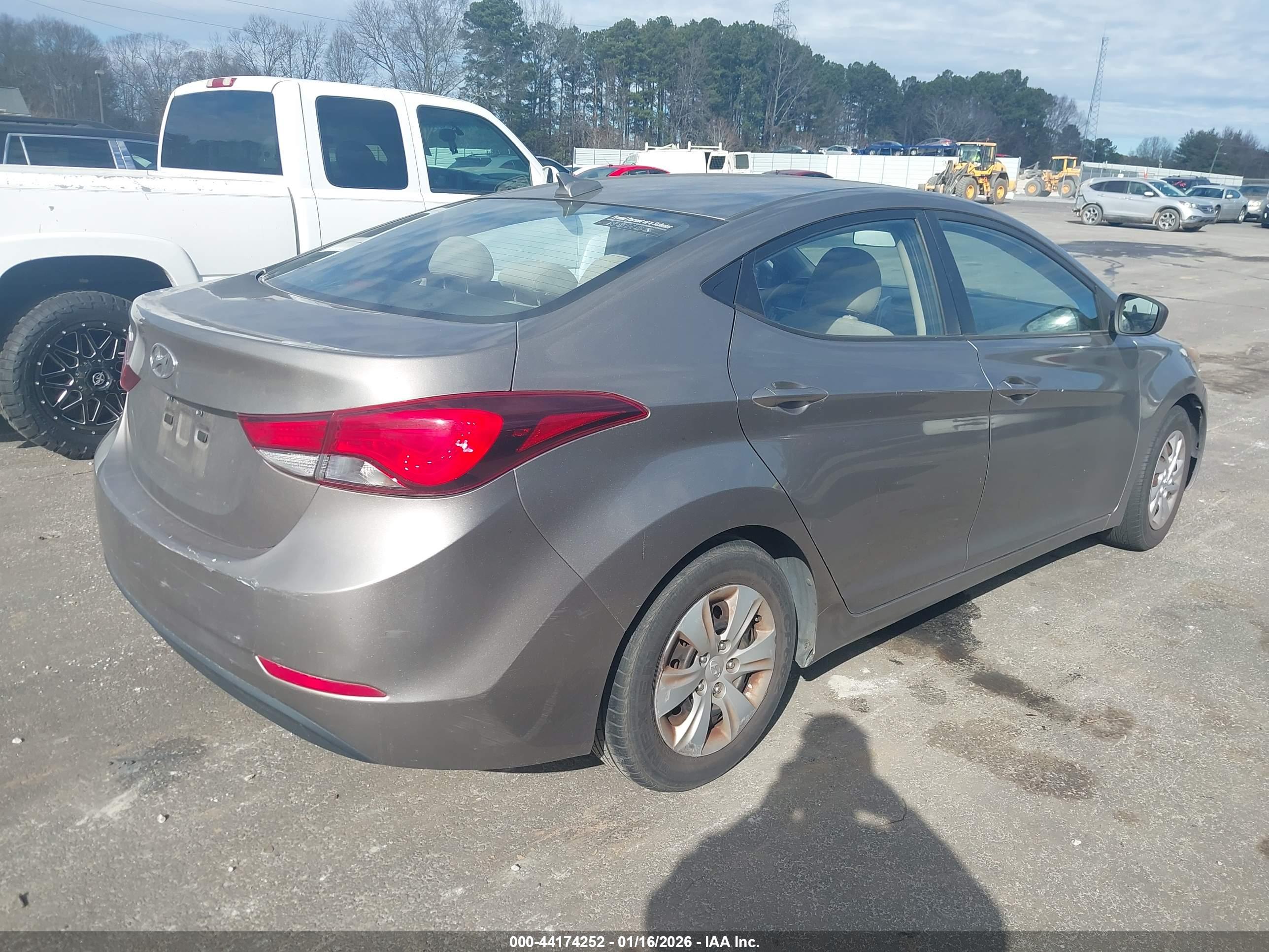 HYUNDAI ELANTRA image 4