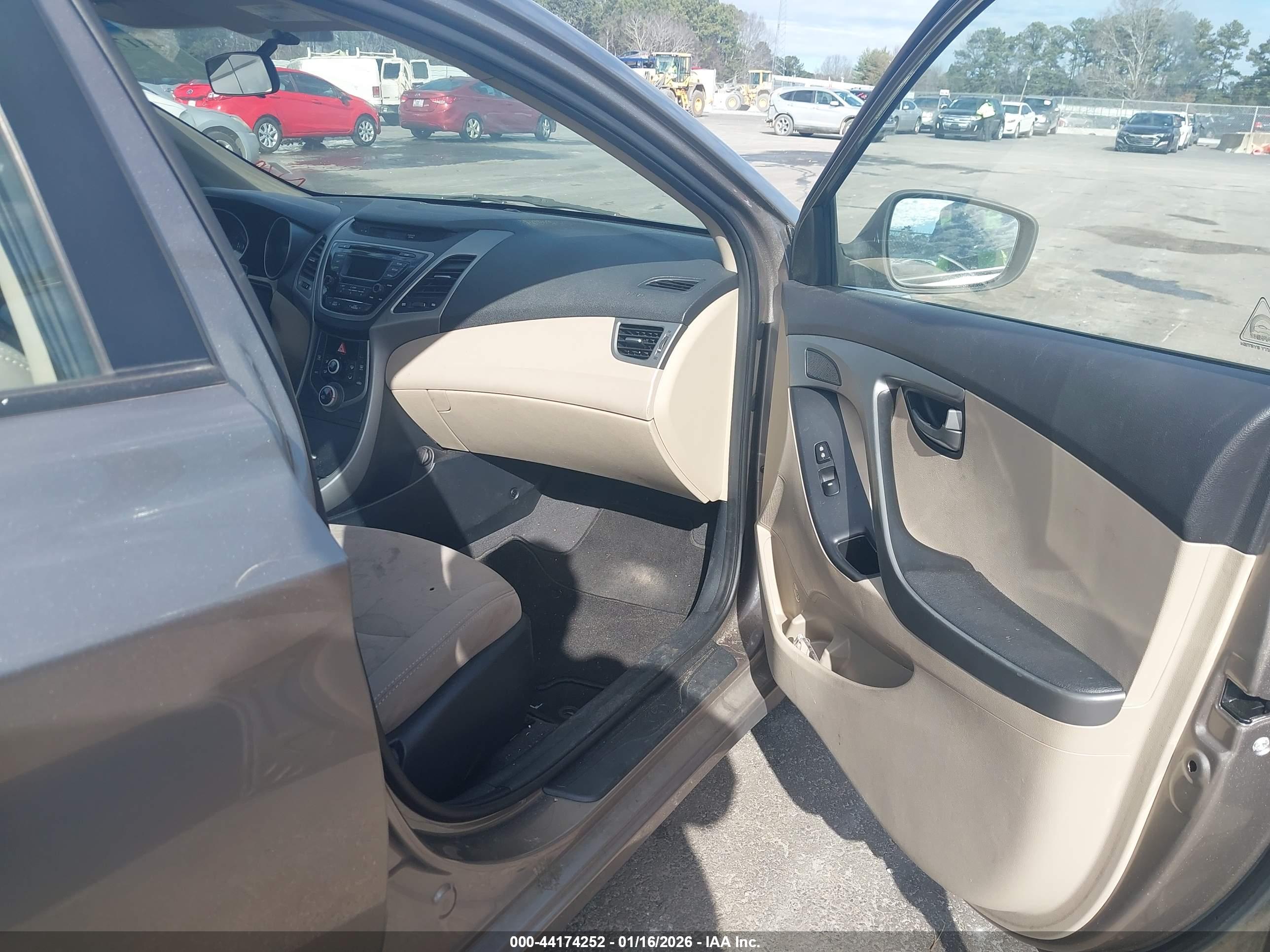HYUNDAI ELANTRA image 5