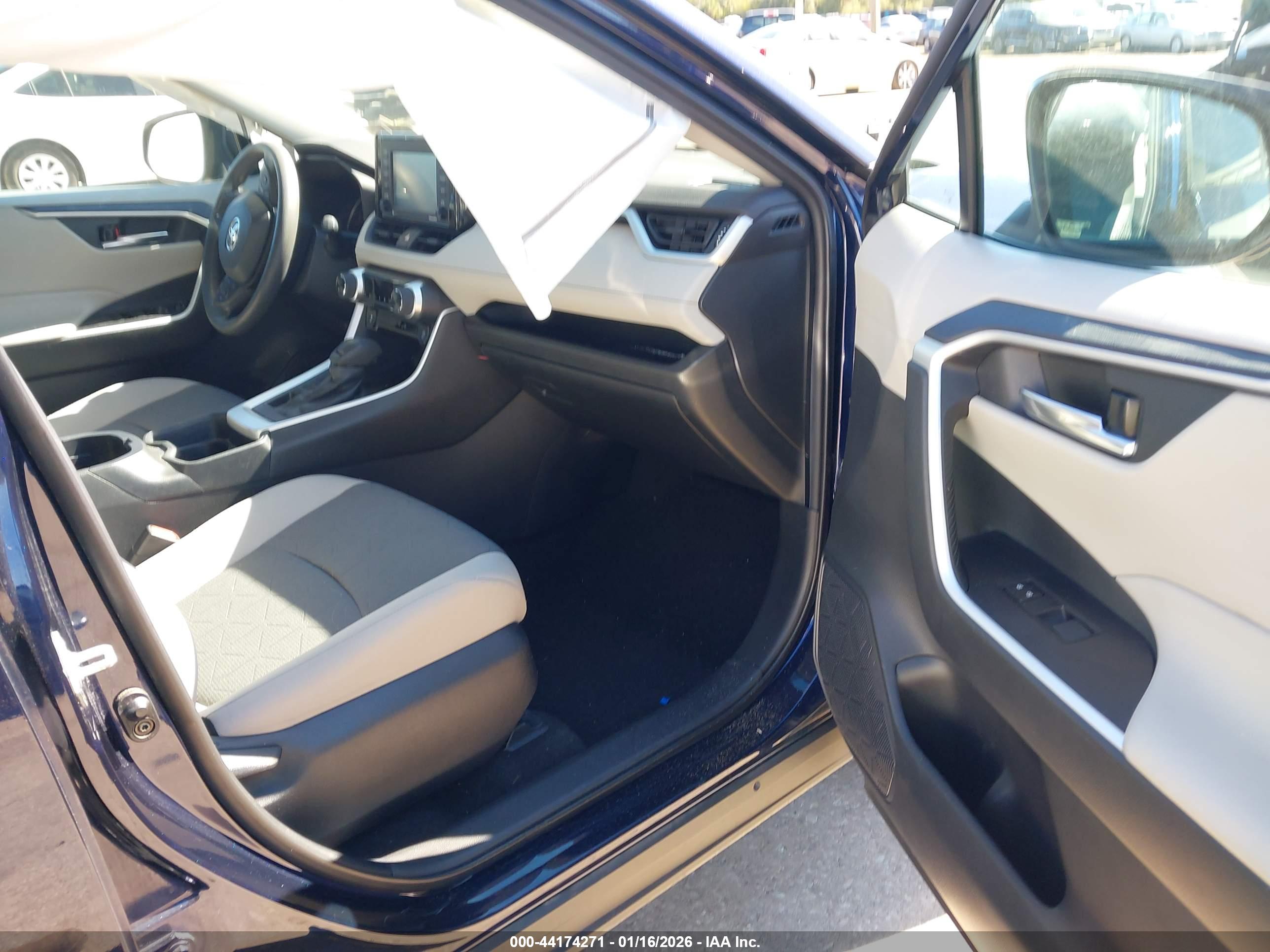 TOYOTA RAV4 image 5