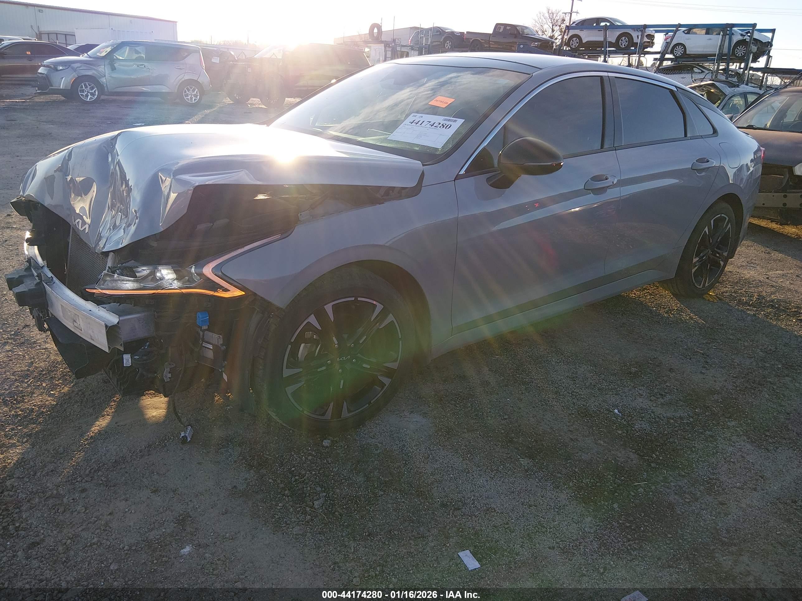KIA K5 image 2