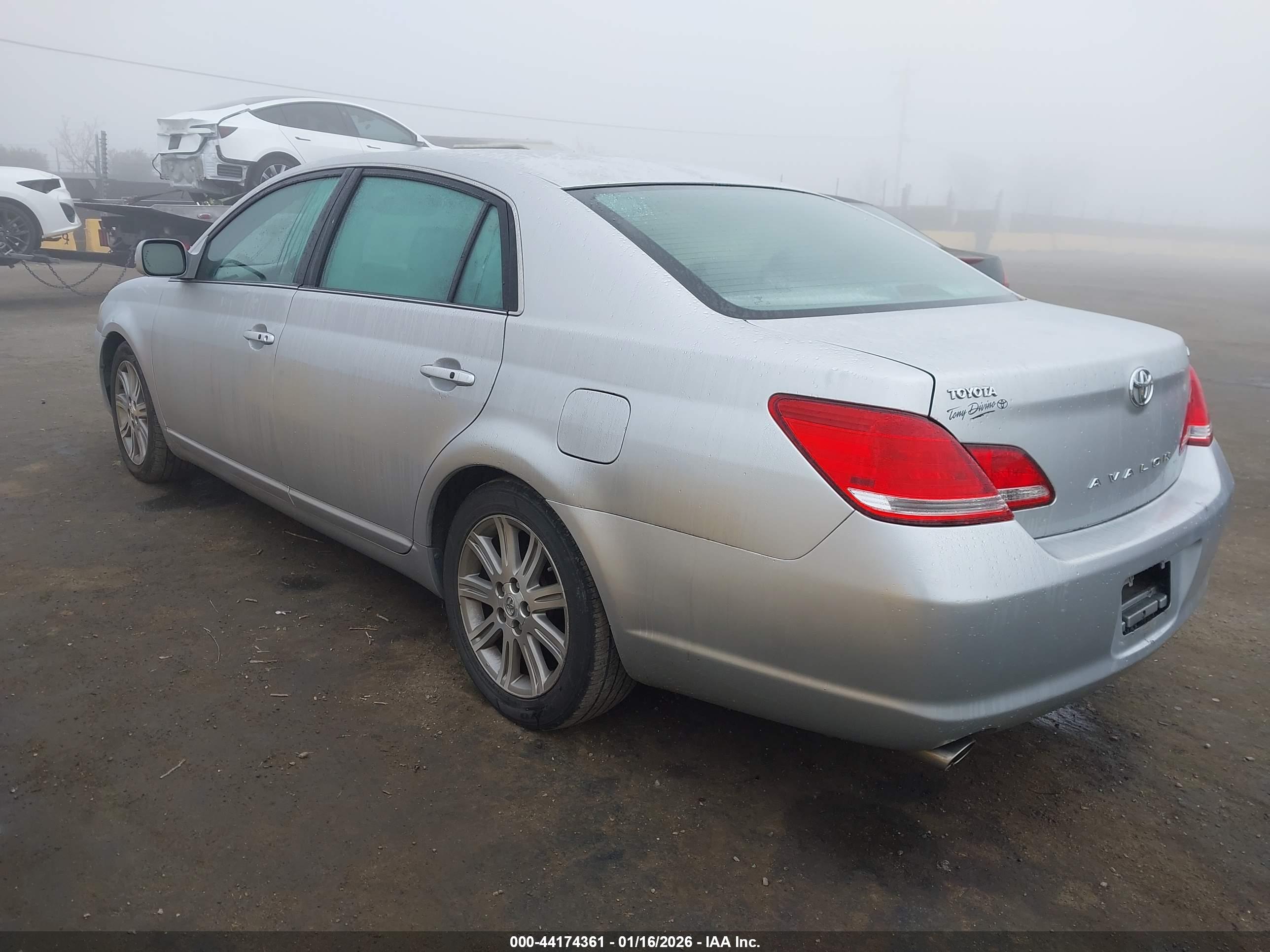 TOYOTA AVALON image 3