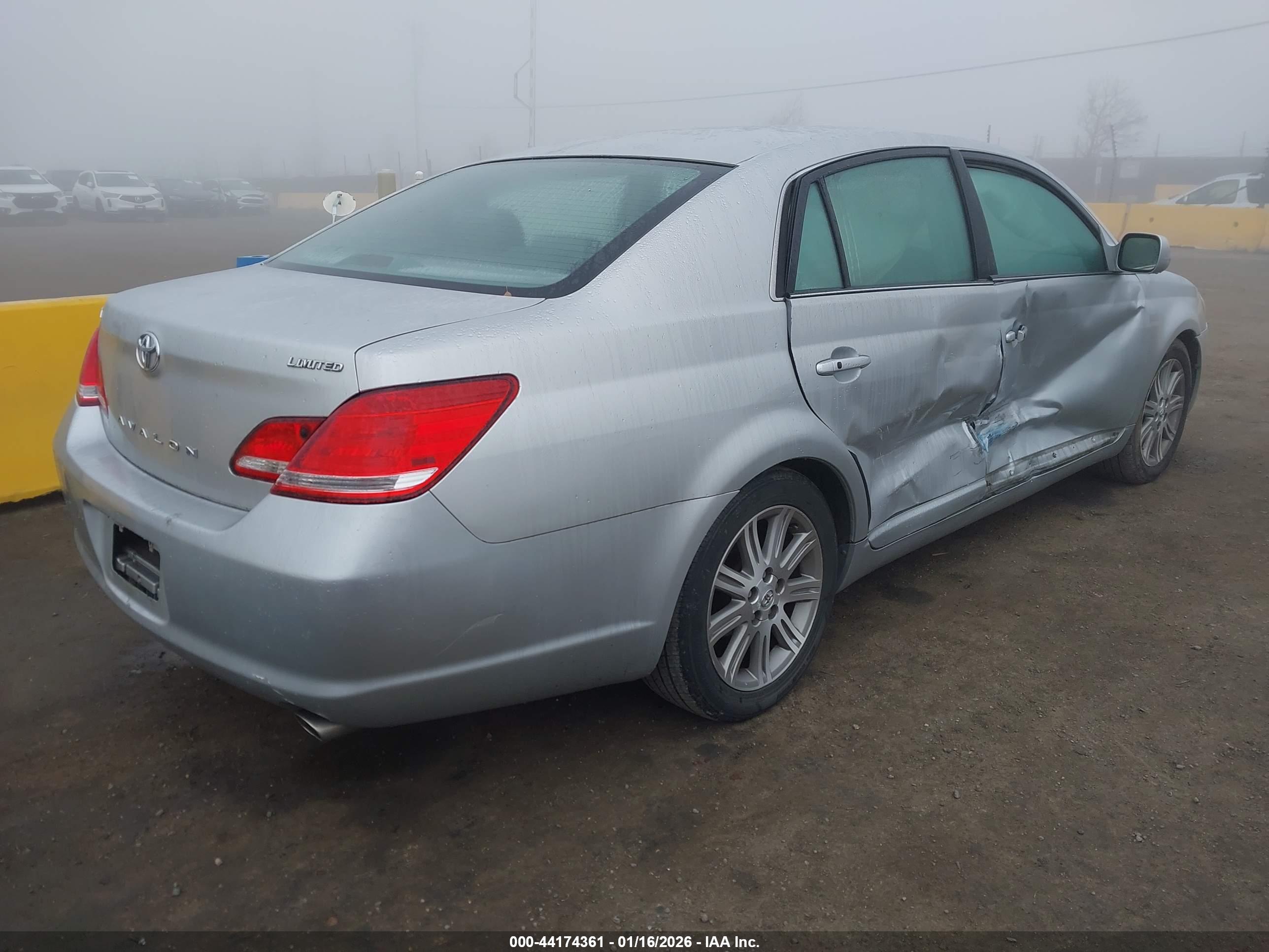 TOYOTA AVALON image 4