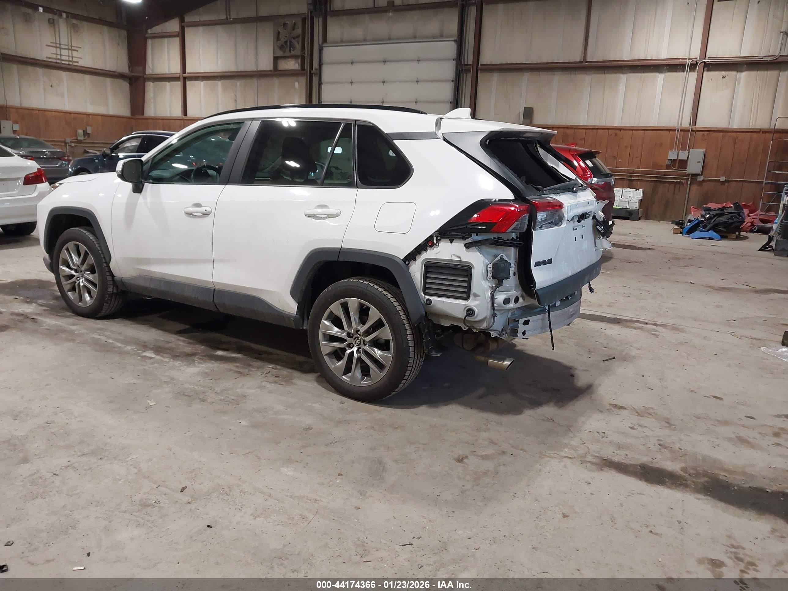TOYOTA RAV4 image 3