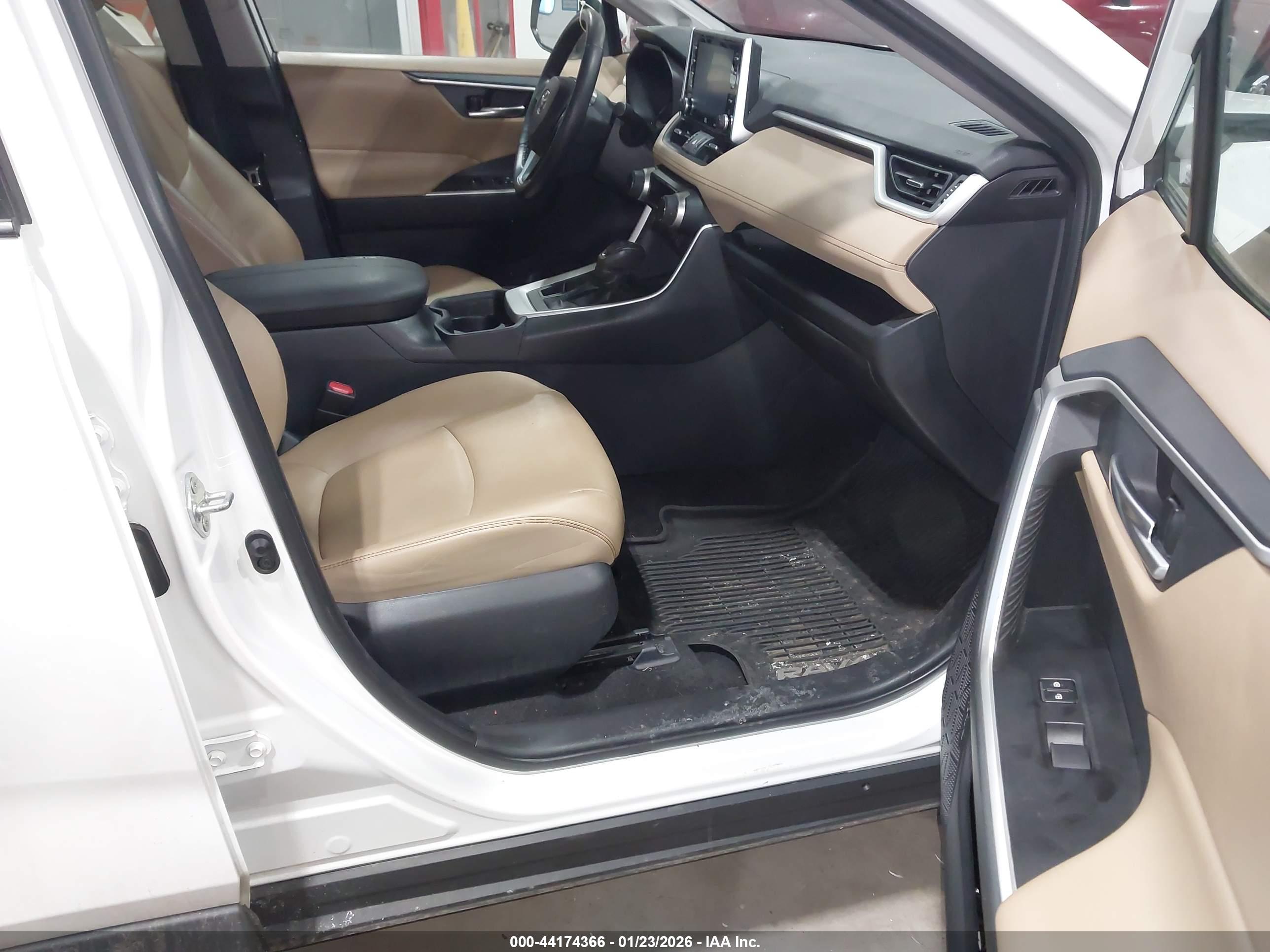 TOYOTA RAV4 image 5