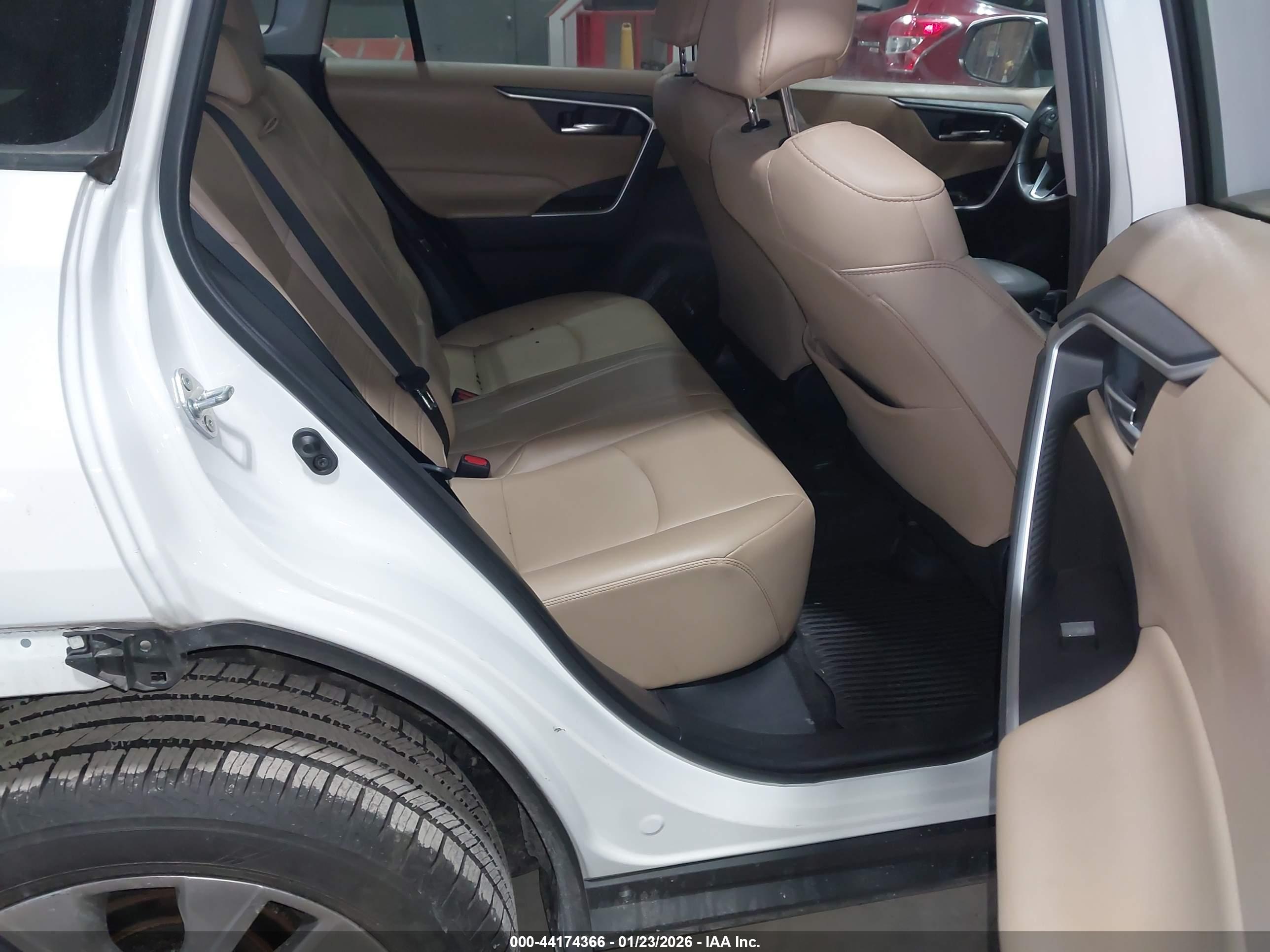 TOYOTA RAV4 image 8
