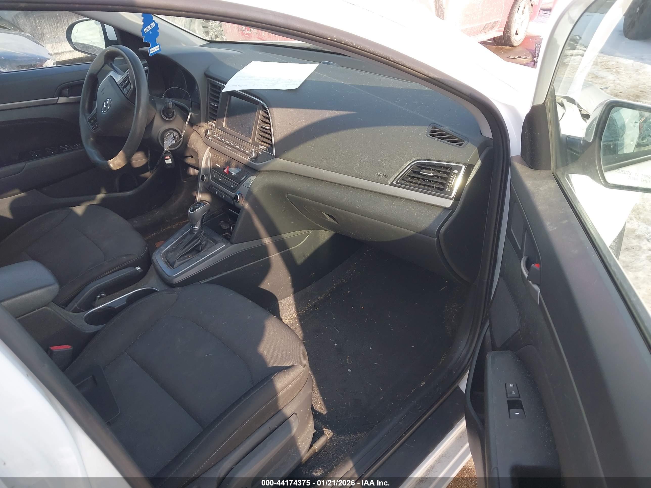 HYUNDAI ELANTRA image 5