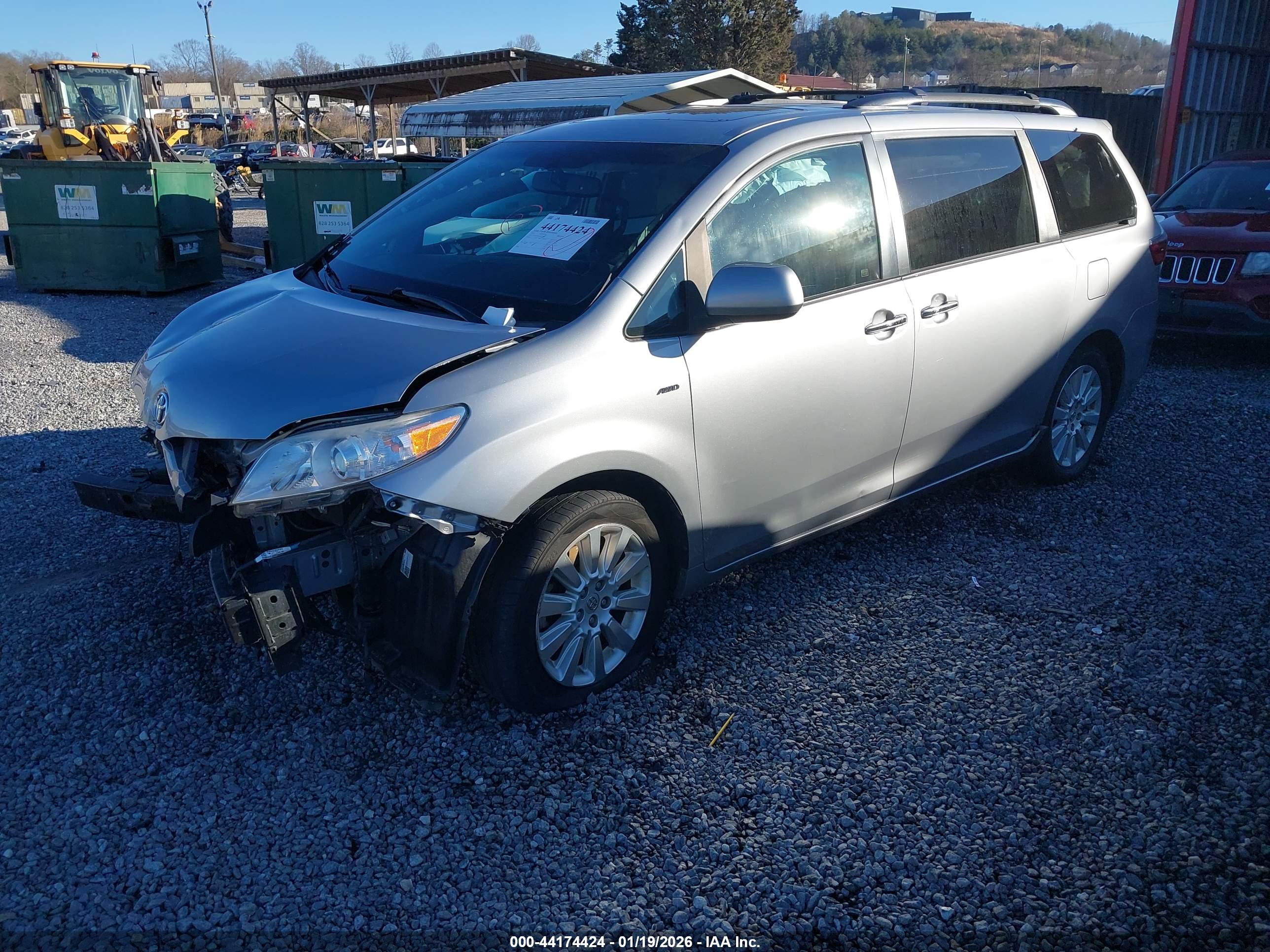 TOYOTA SIENNA image 2