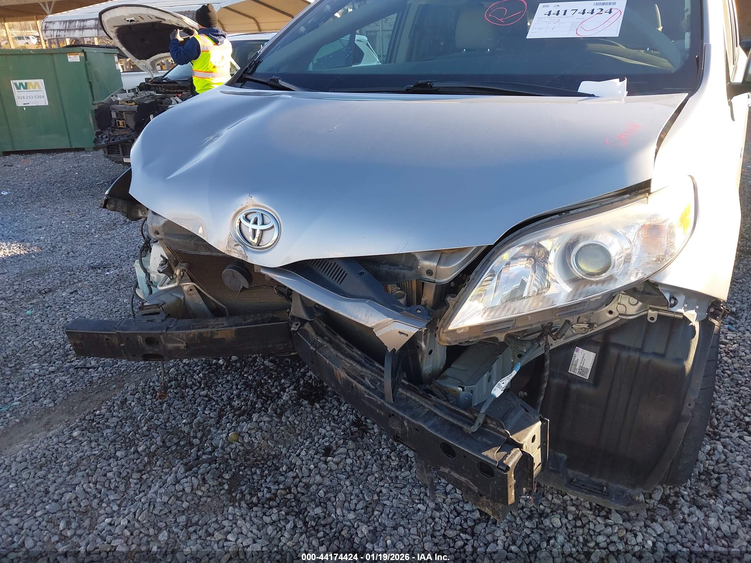 TOYOTA SIENNA image 6