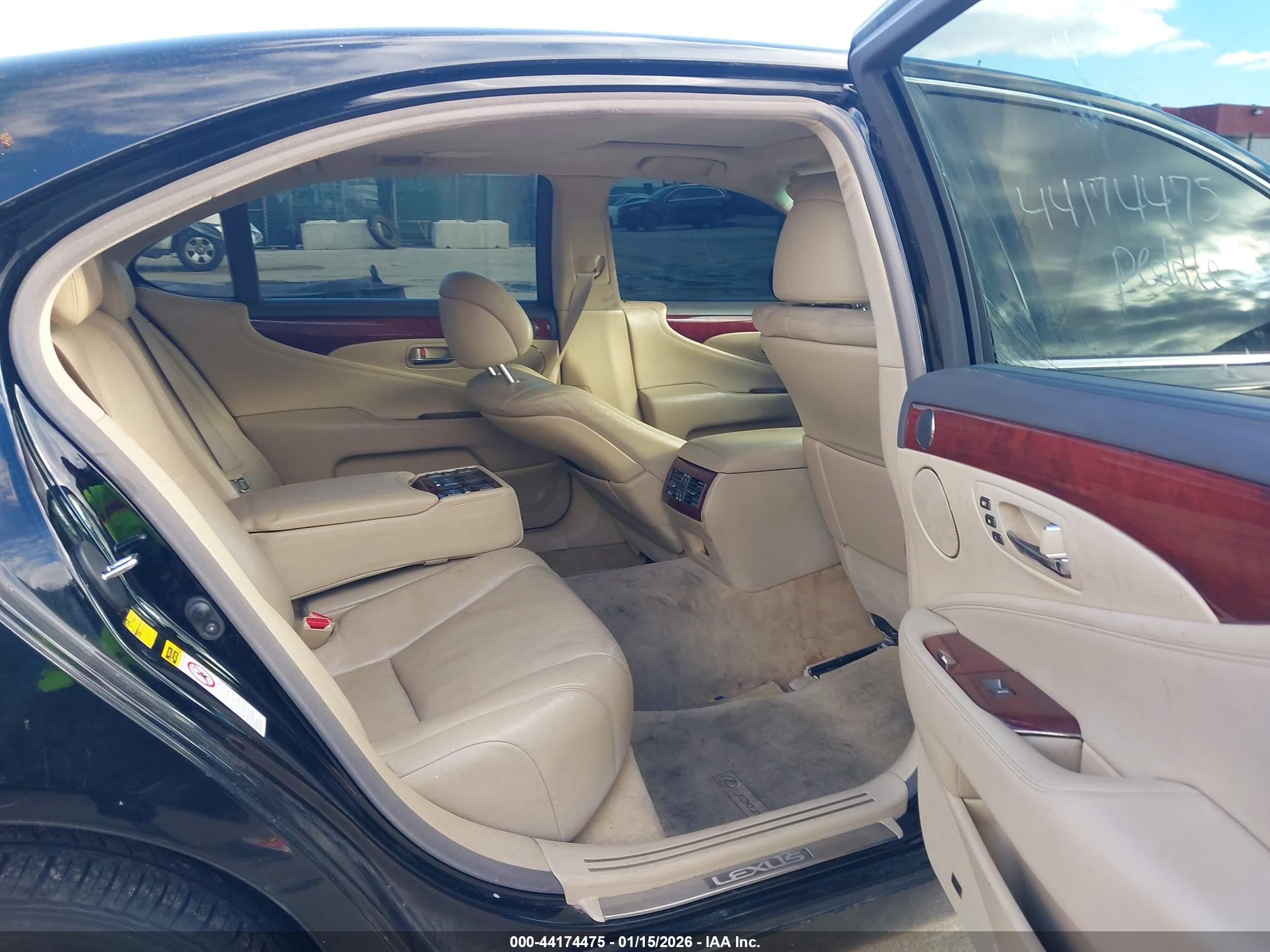 LEXUS LS image 8