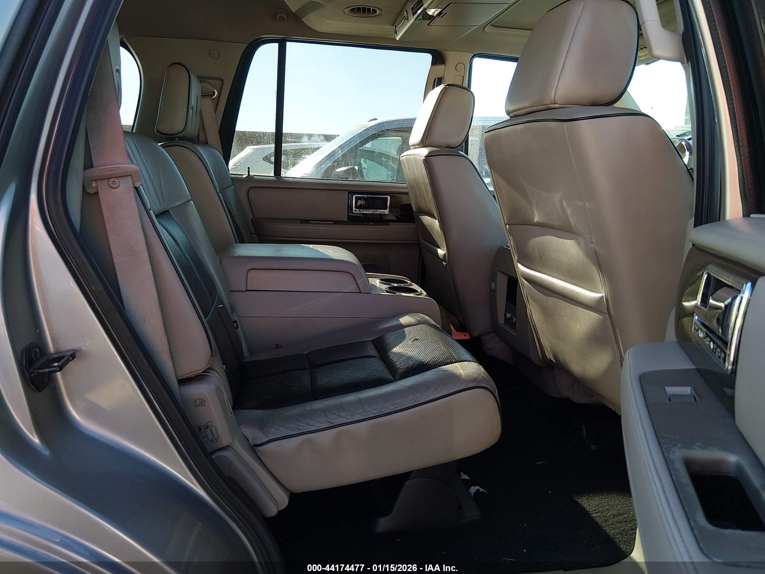 LINCOLN NAVIGATOR image 8