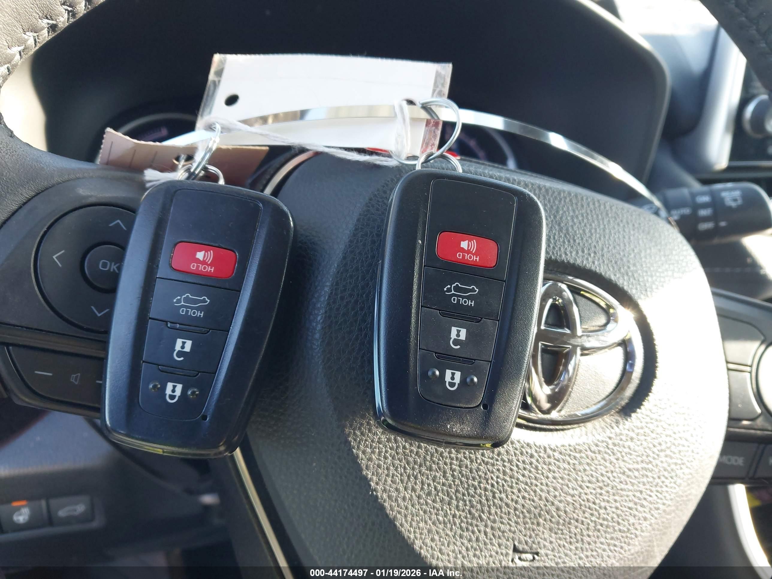 TOYOTA RAV4 image 11