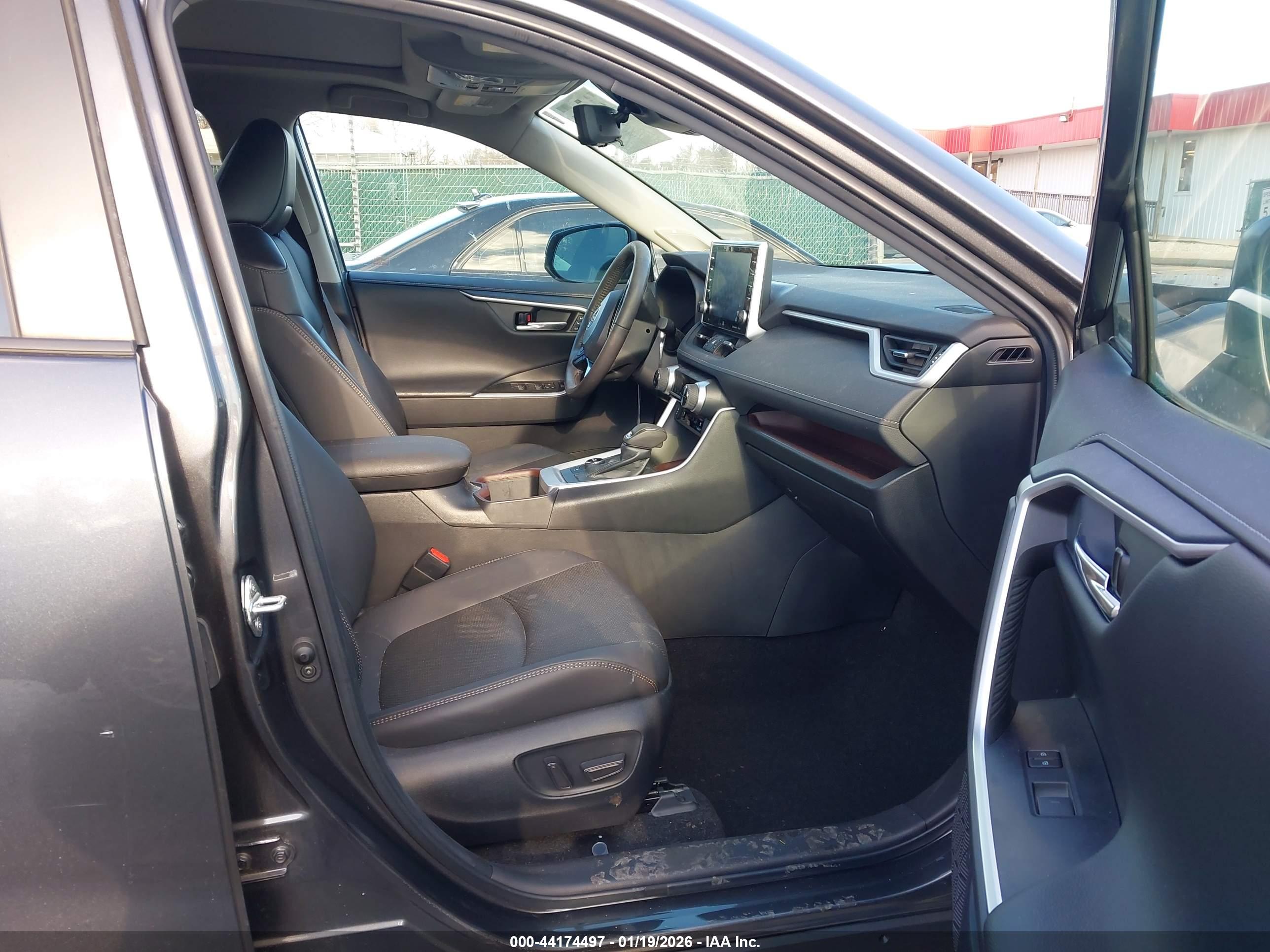 TOYOTA RAV4 image 5