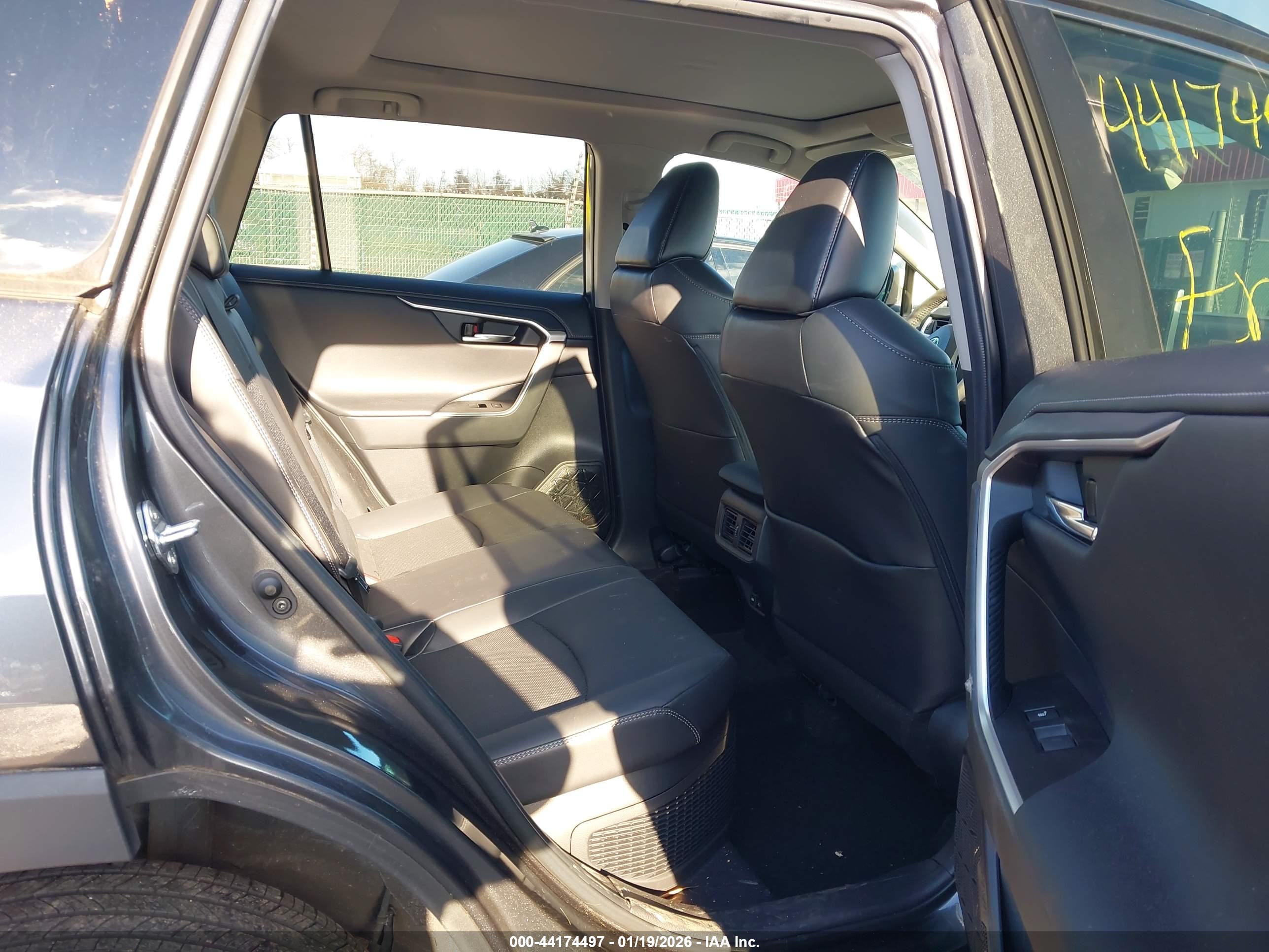 TOYOTA RAV4 image 8