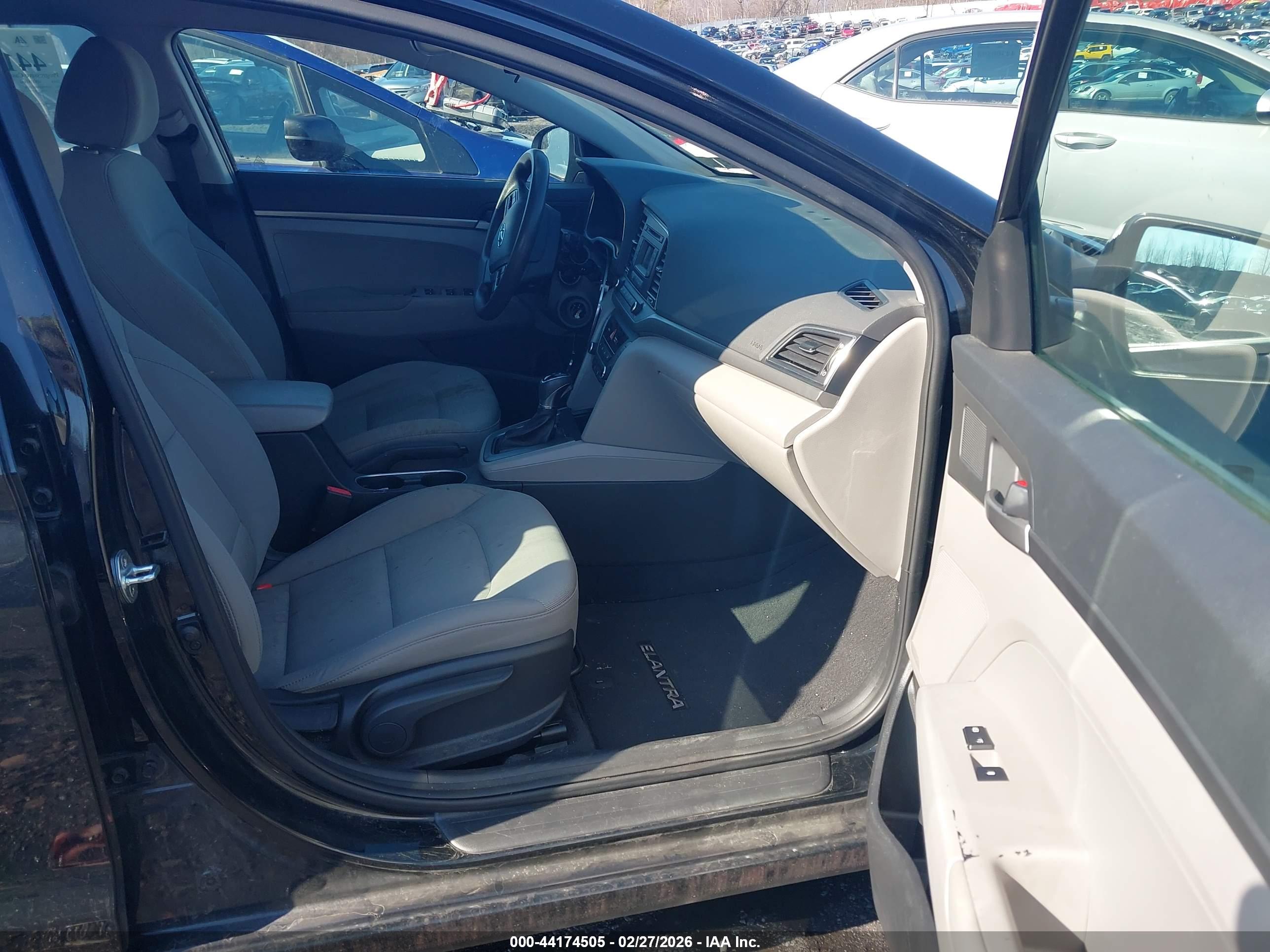 HYUNDAI ELANTRA image 5