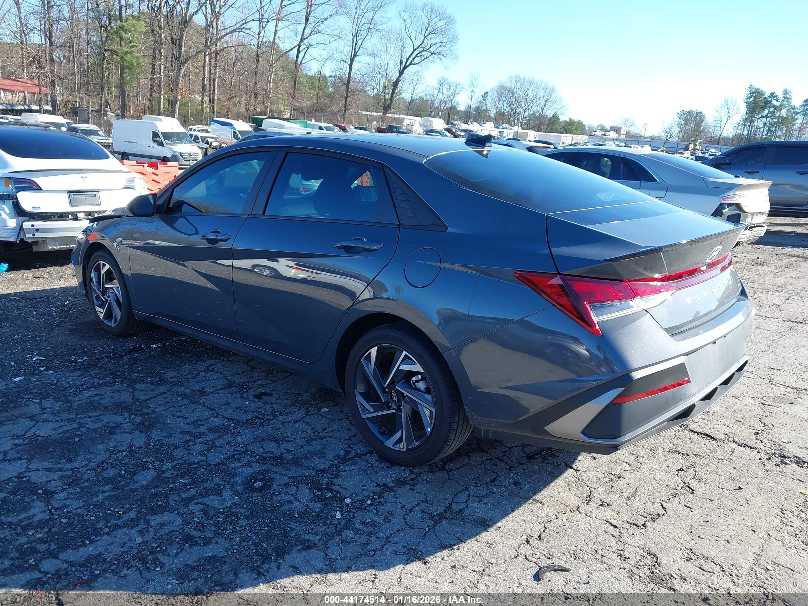 HYUNDAI ELANTRA image 3