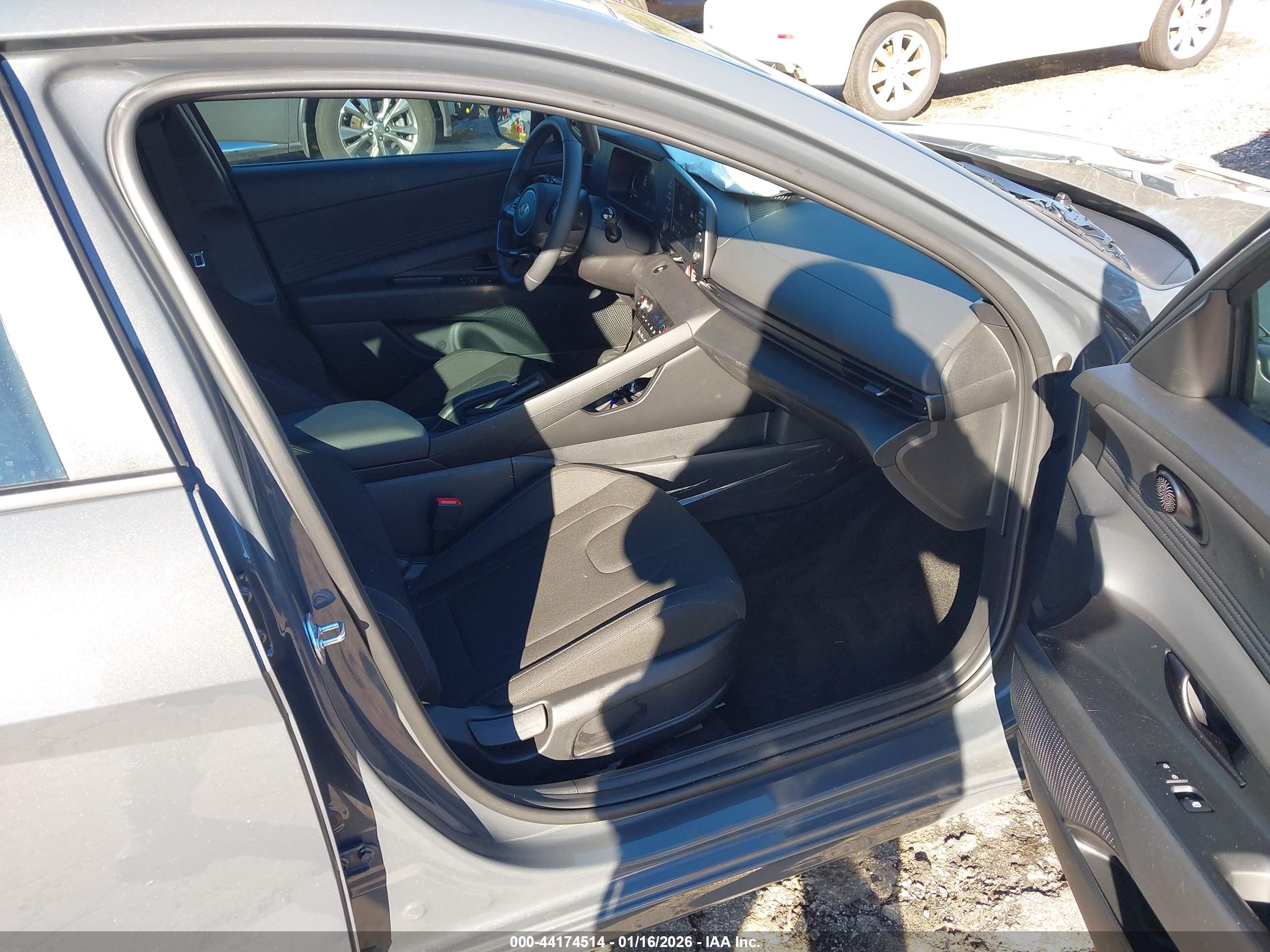 HYUNDAI ELANTRA image 5