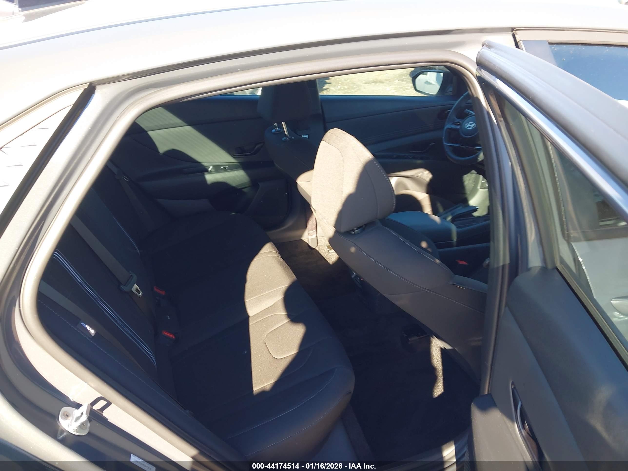 HYUNDAI ELANTRA image 8