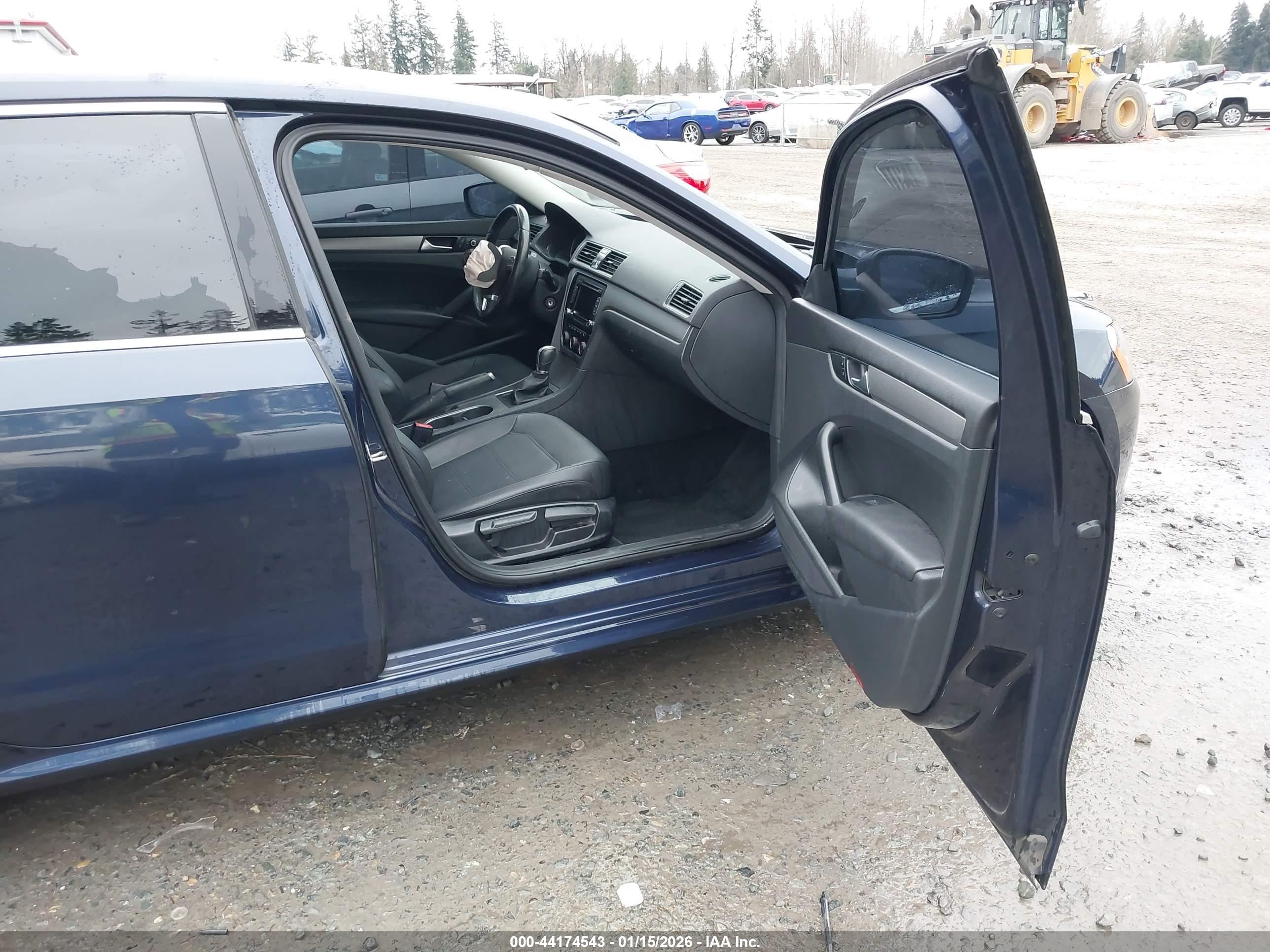 VOLKSWAGEN PASSAT image 5