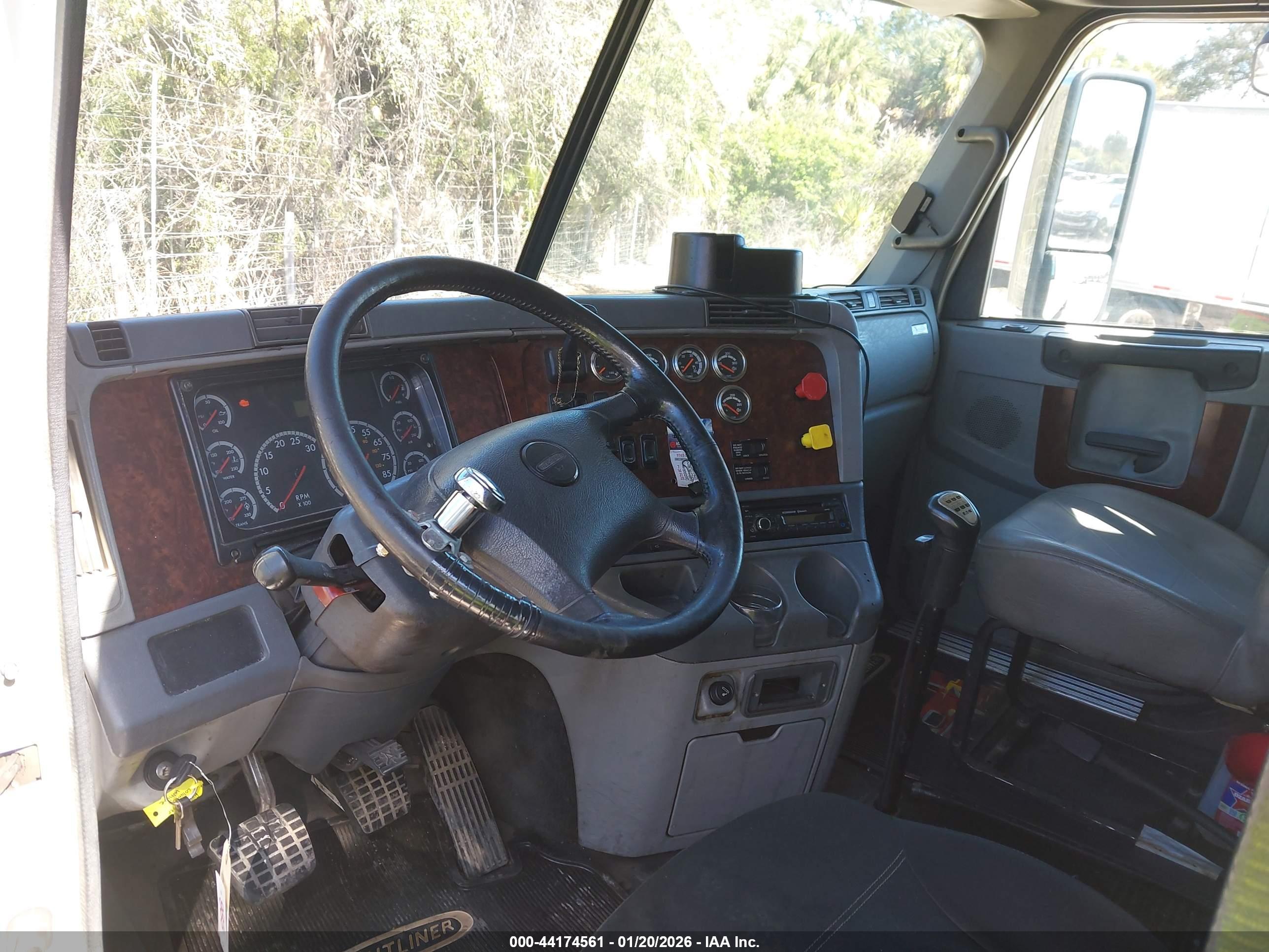 FREIGHTLINER CONVENTIONAL image 7