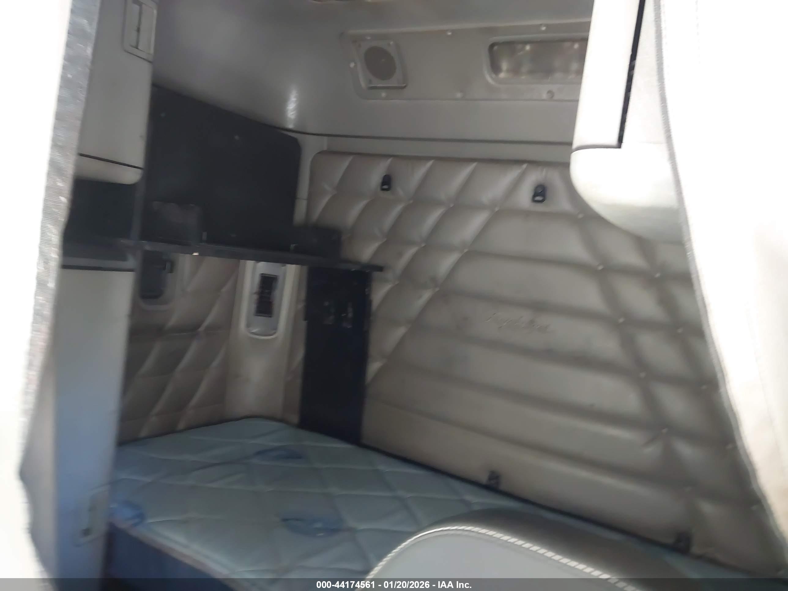 FREIGHTLINER CONVENTIONAL image 8