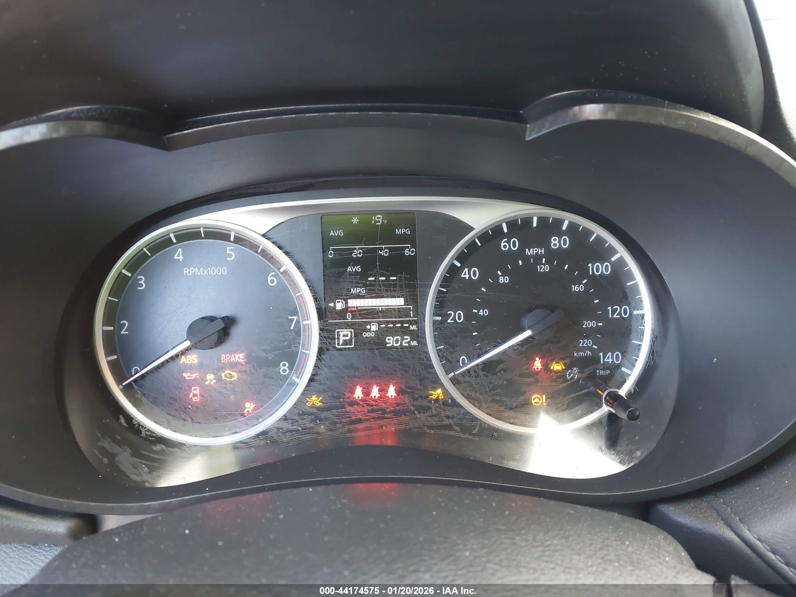NISSAN VERSA image 7