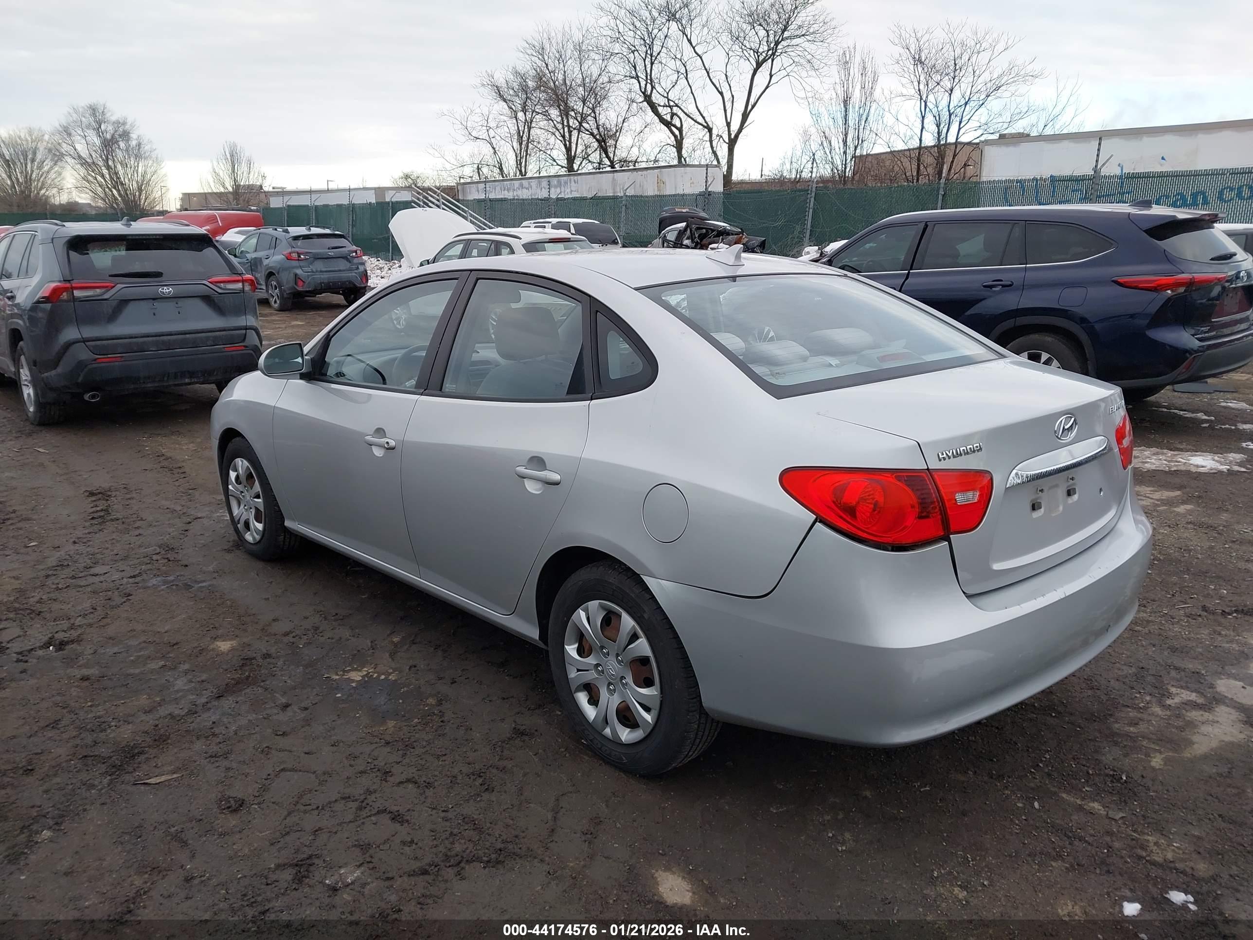 HYUNDAI ELANTRA image 3