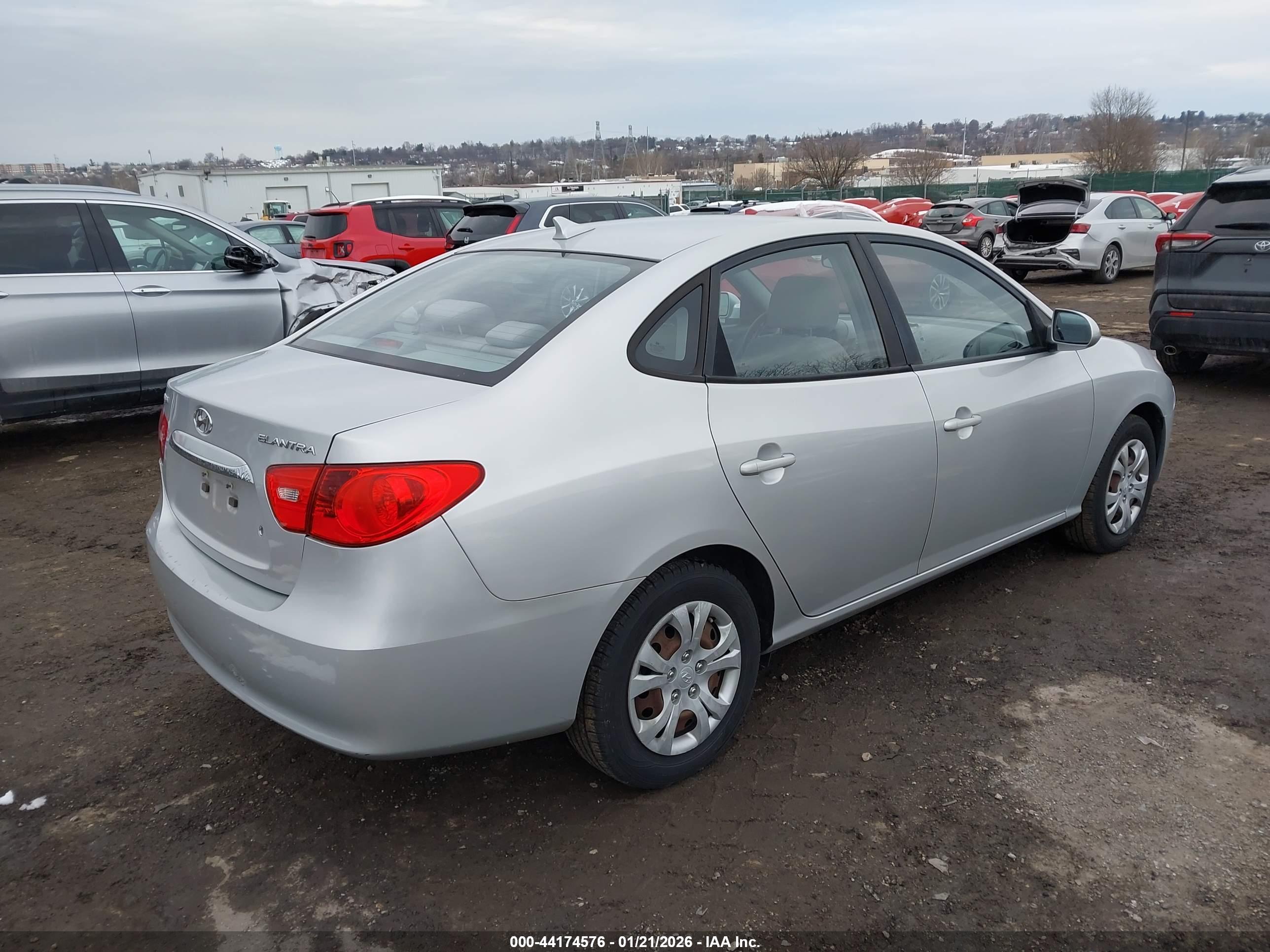 HYUNDAI ELANTRA image 4