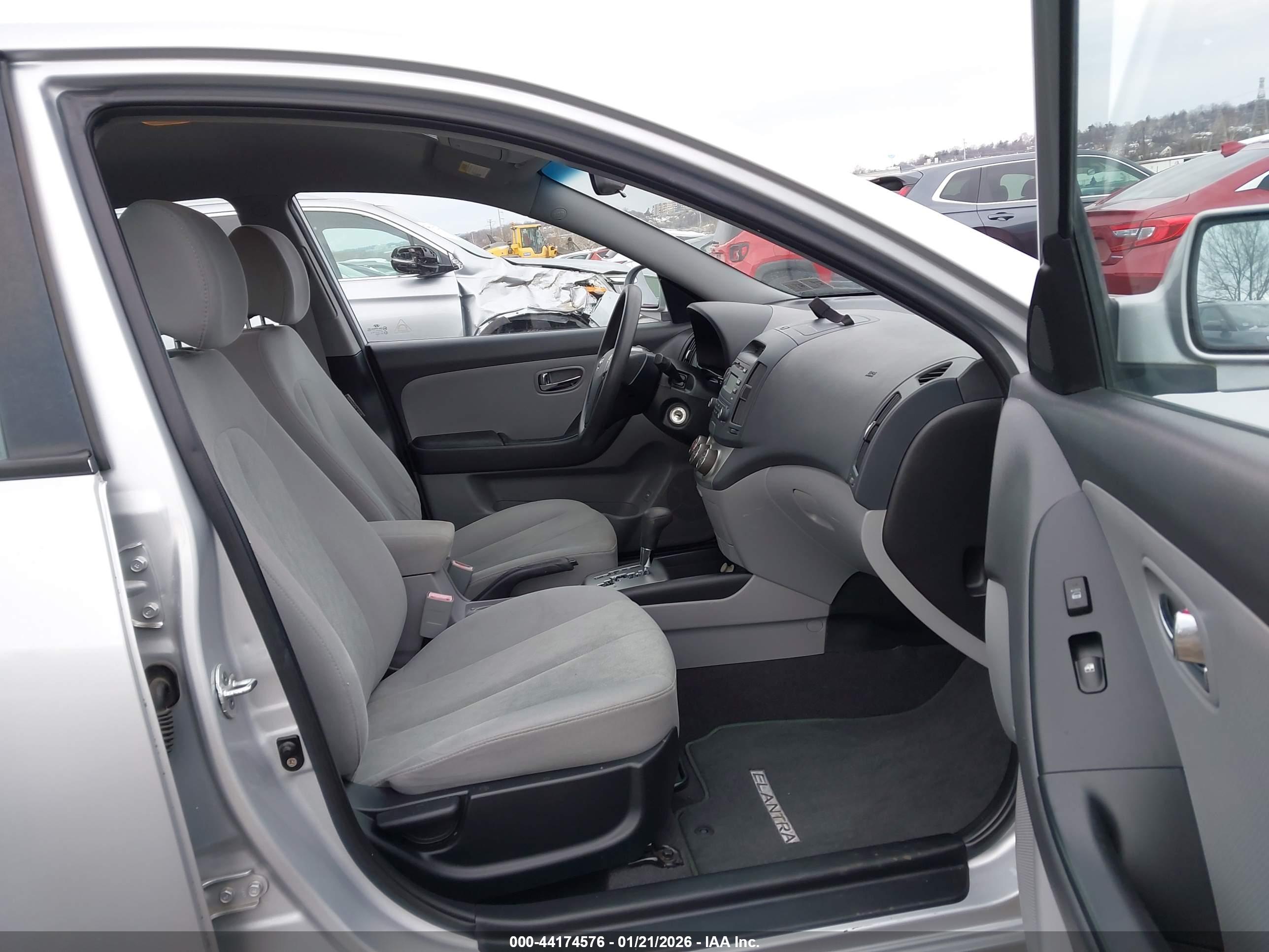 HYUNDAI ELANTRA image 5