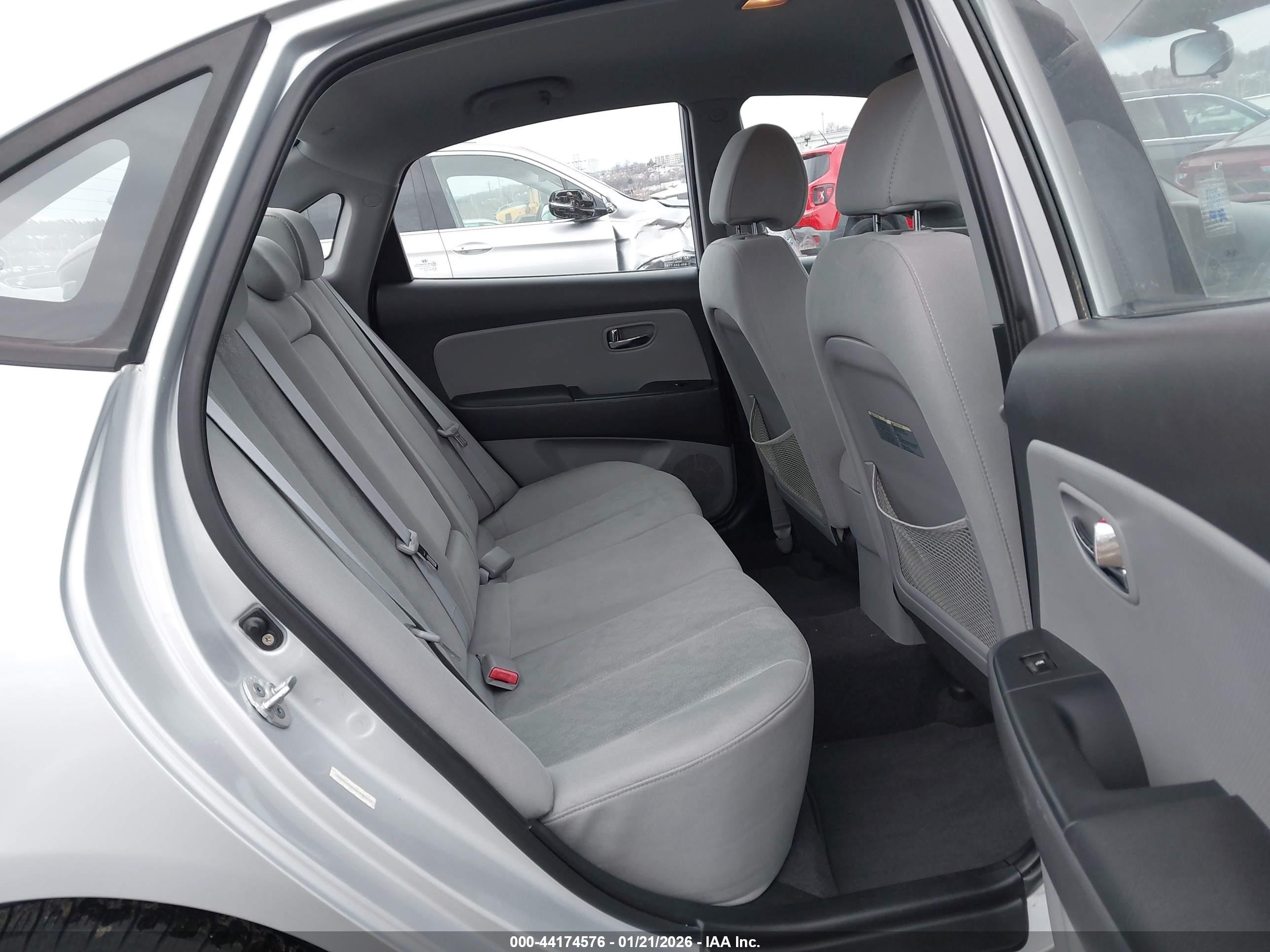 HYUNDAI ELANTRA image 8