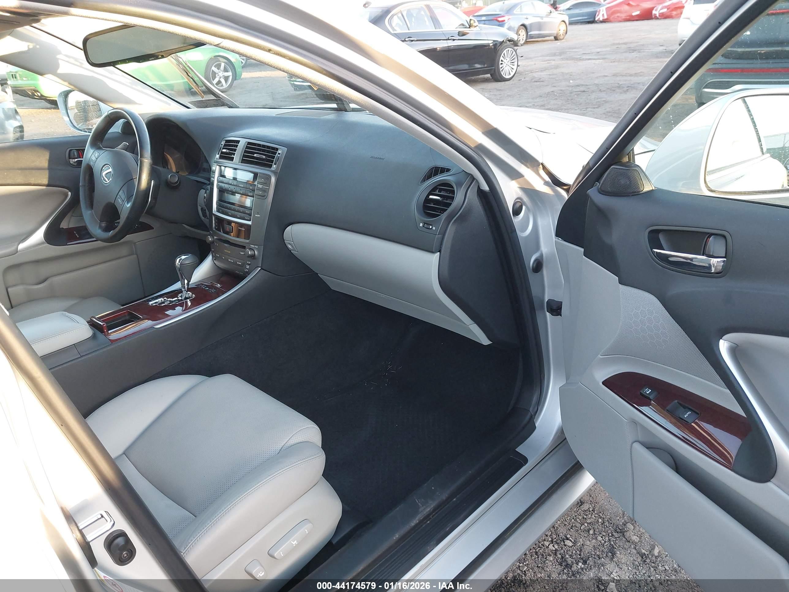 LEXUS IS image 5