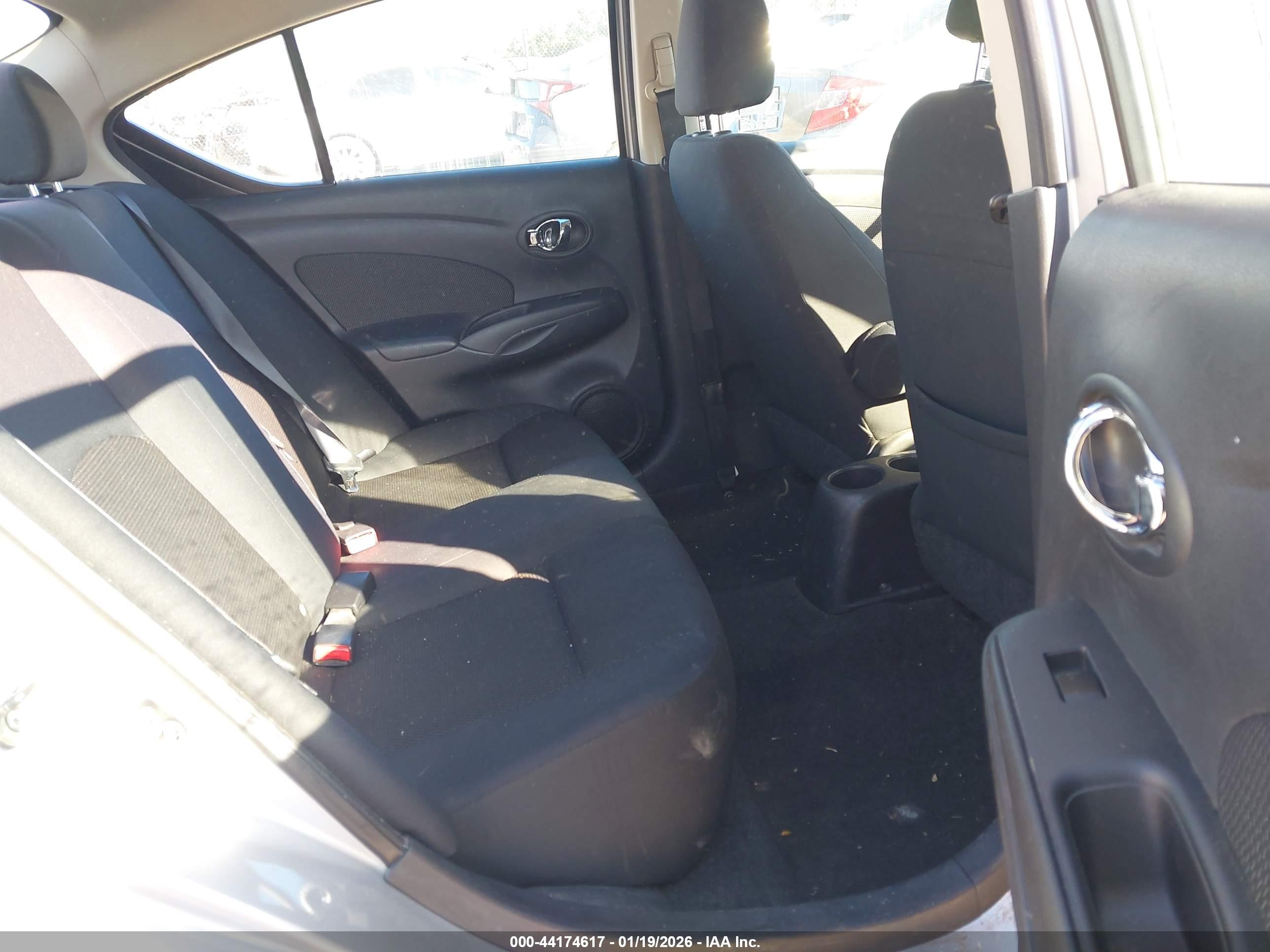 NISSAN VERSA image 8