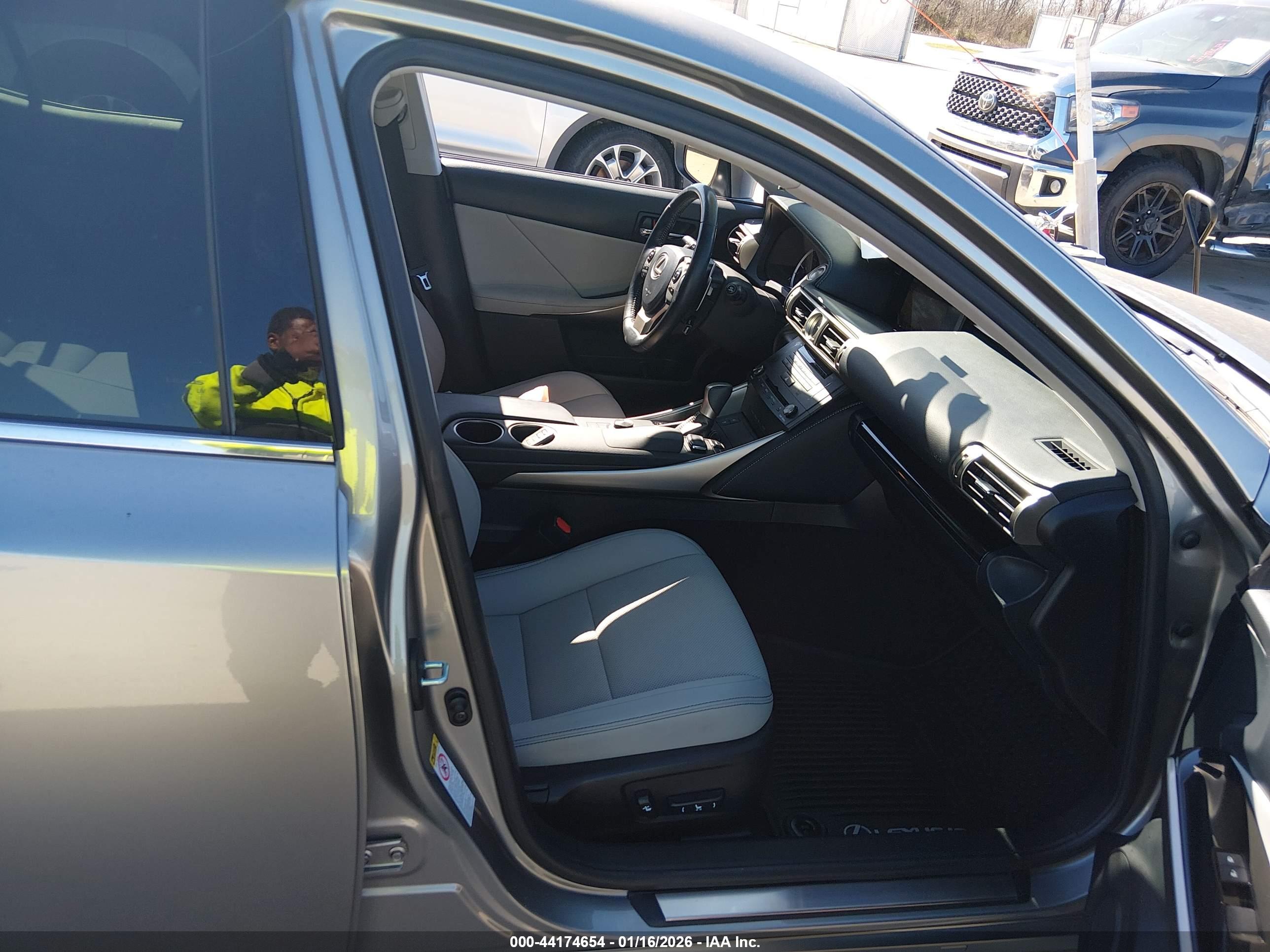 LEXUS IS image 5