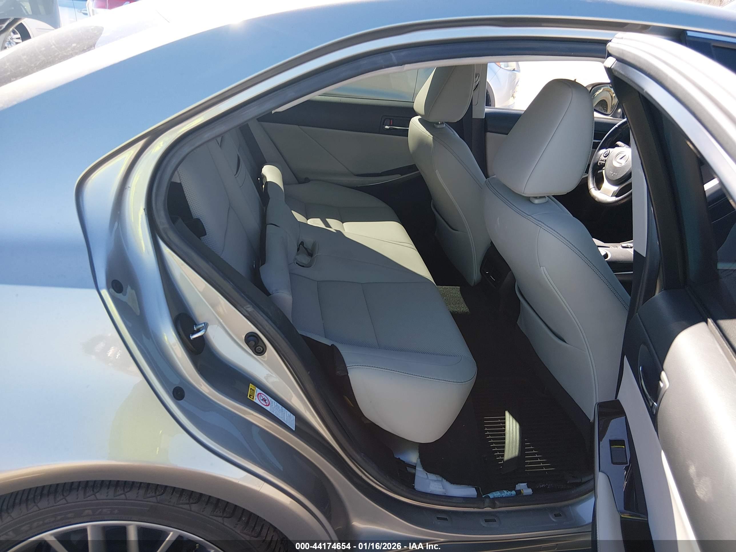 LEXUS IS image 8