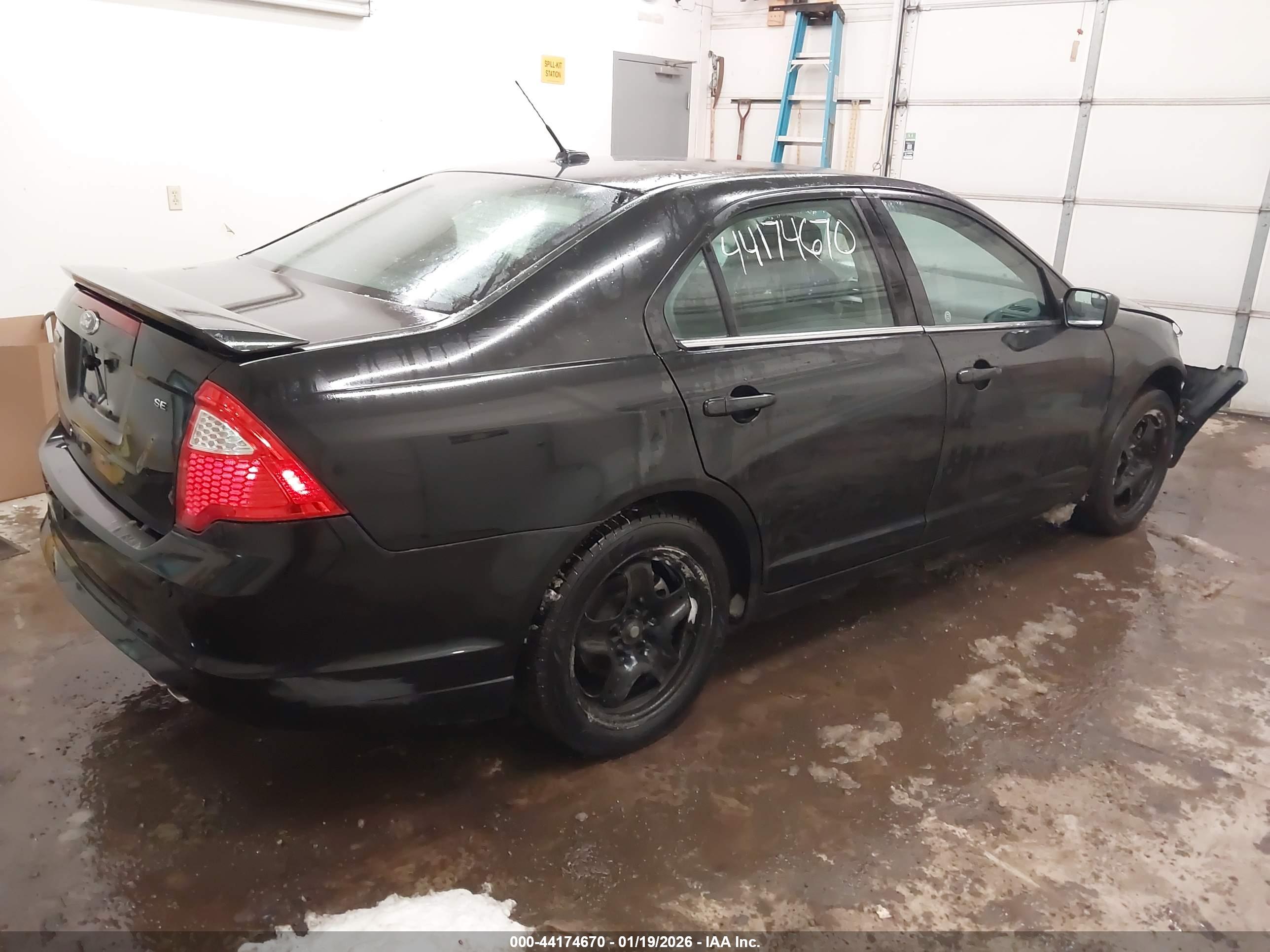 FORD FUSION image 4