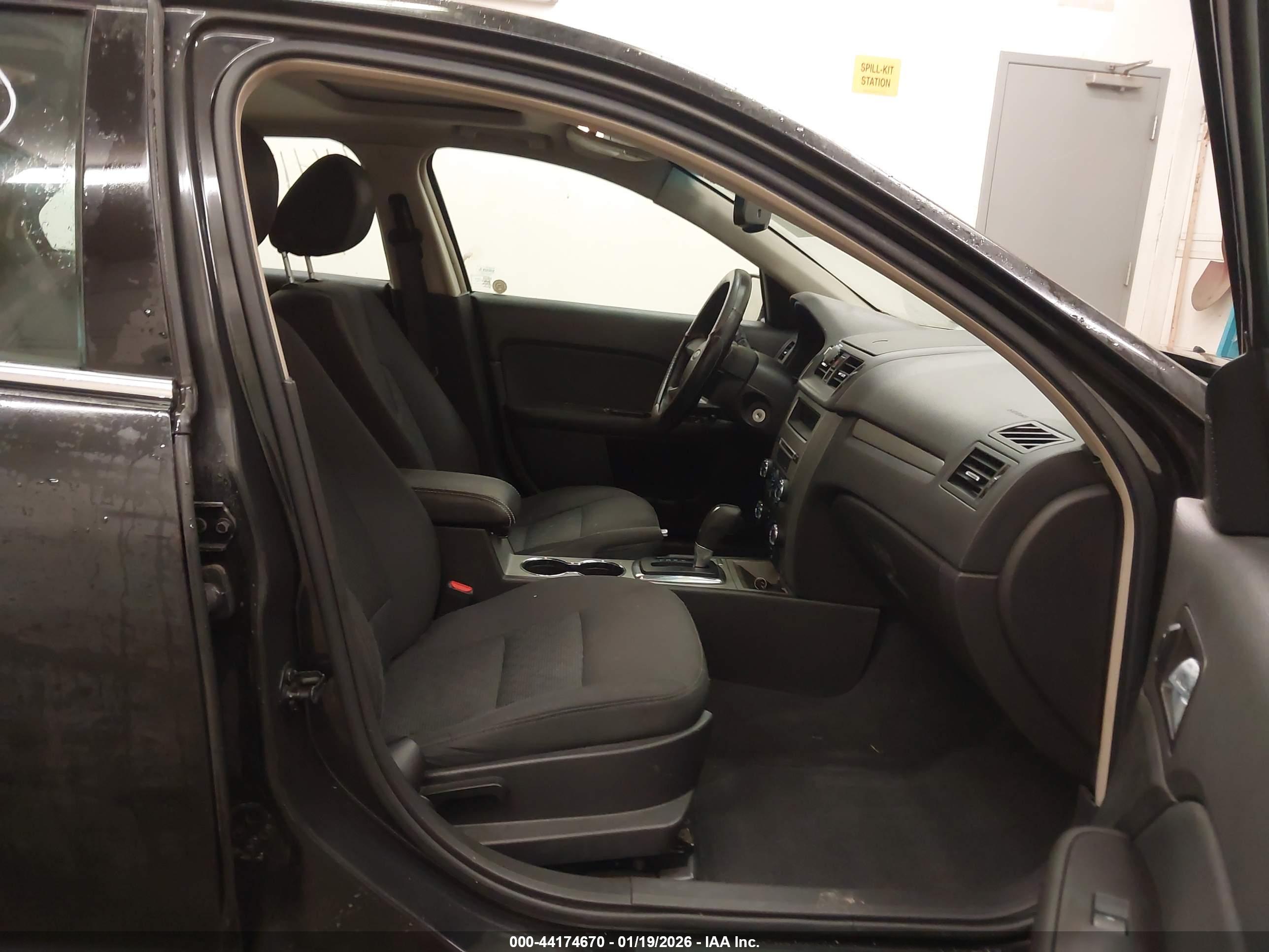 FORD FUSION image 5