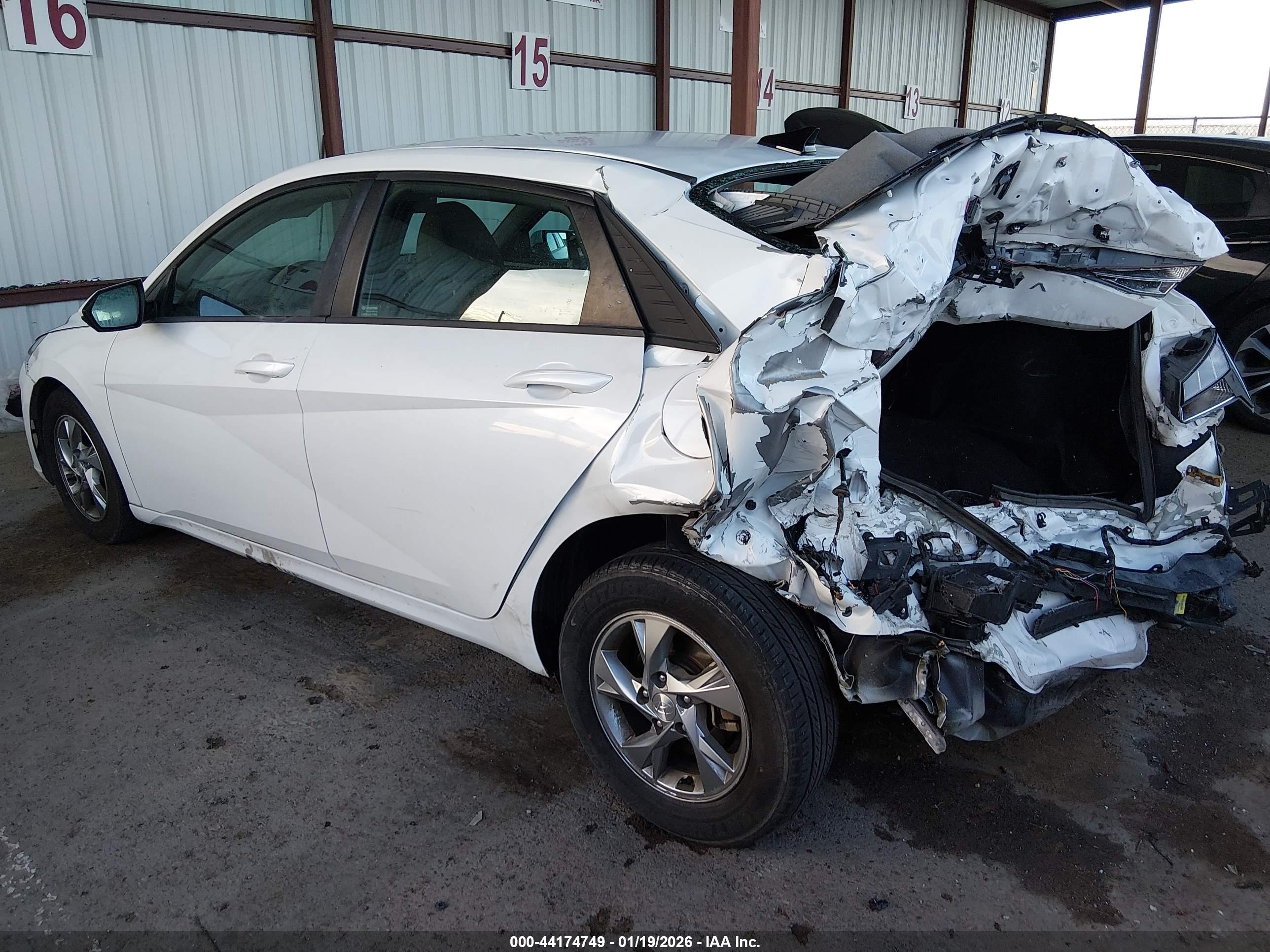HYUNDAI ELANTRA image 3