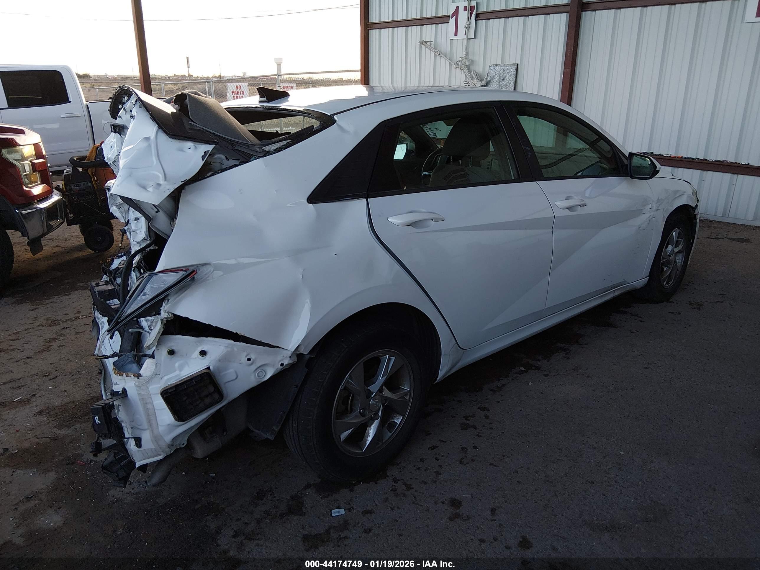 HYUNDAI ELANTRA image 4