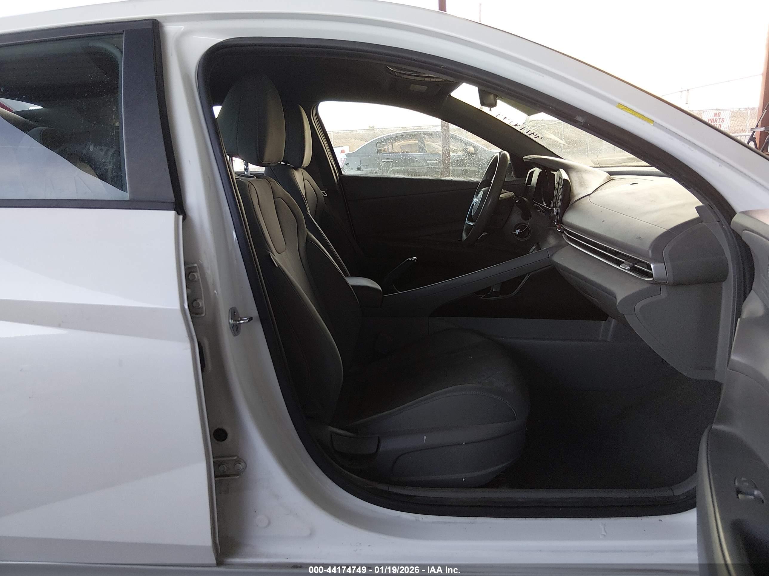 HYUNDAI ELANTRA image 5