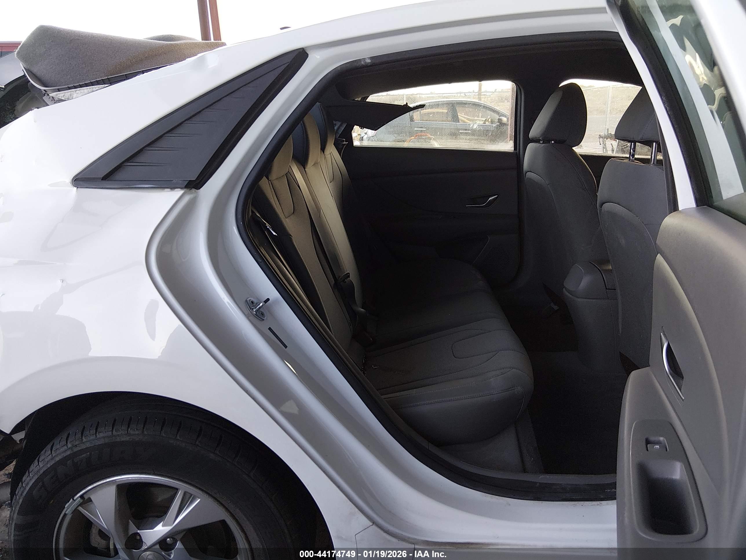 HYUNDAI ELANTRA image 8