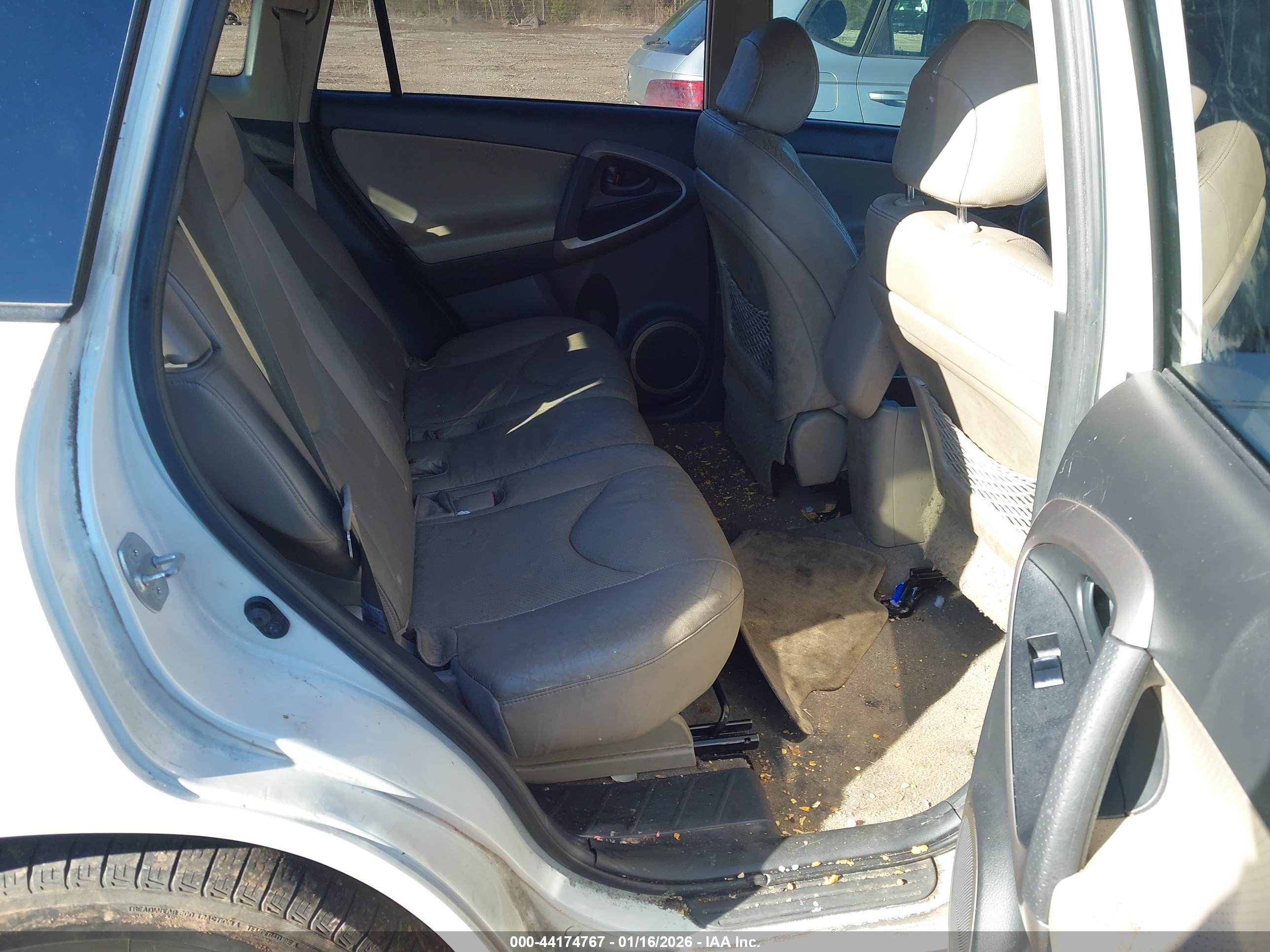 TOYOTA RAV4 image 8
