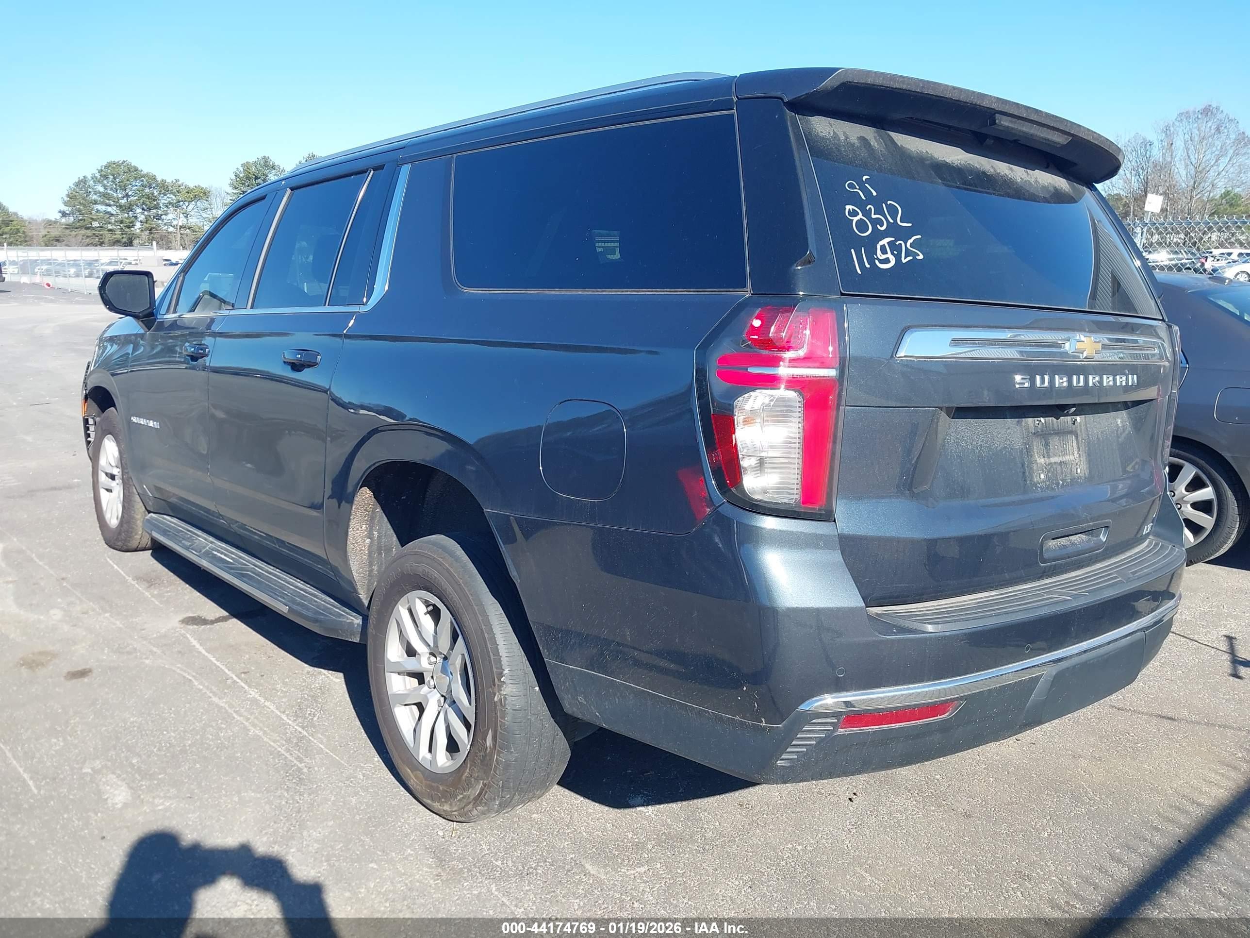 CHEVROLET SUBURBAN image 3