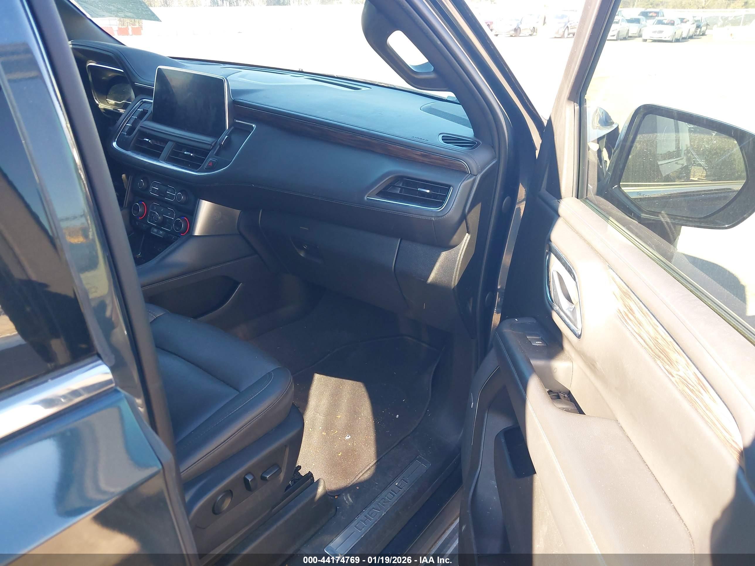 CHEVROLET SUBURBAN image 5