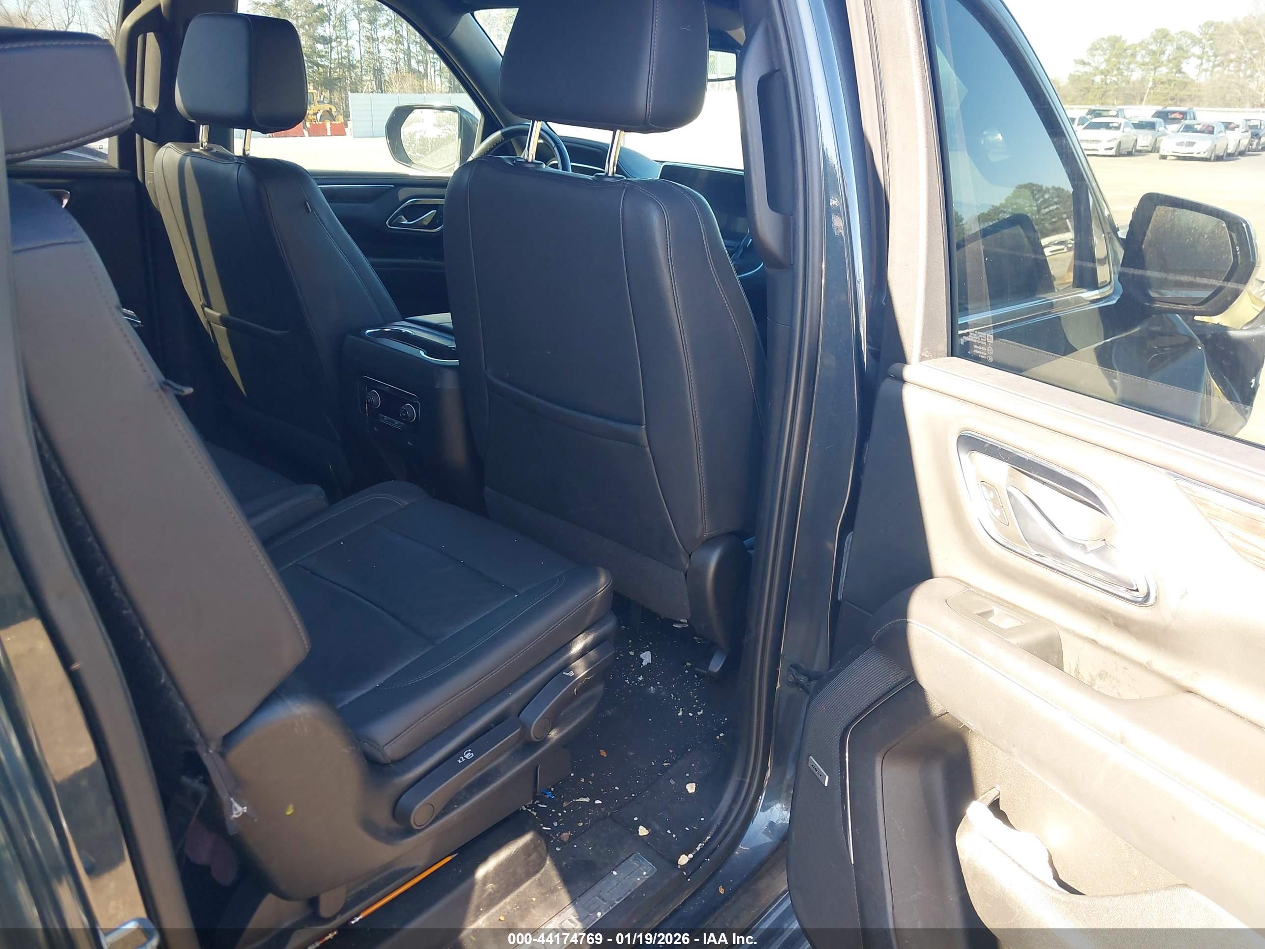 CHEVROLET SUBURBAN image 8