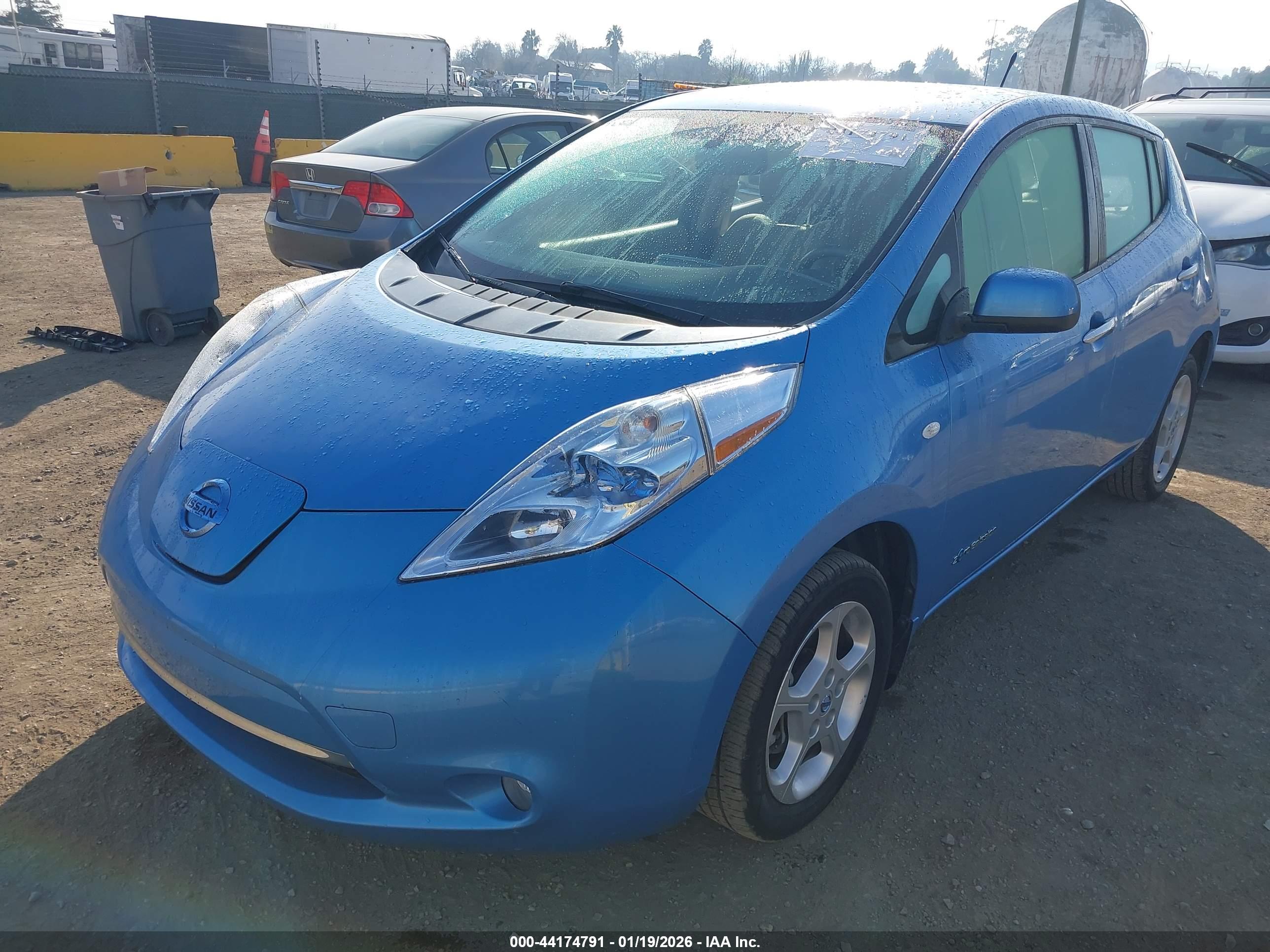 NISSAN LEAF image 2