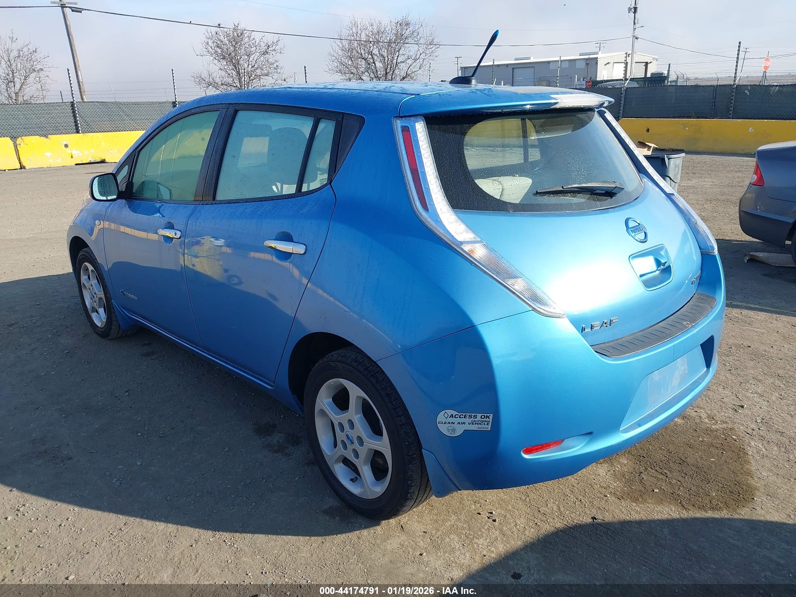 NISSAN LEAF image 3